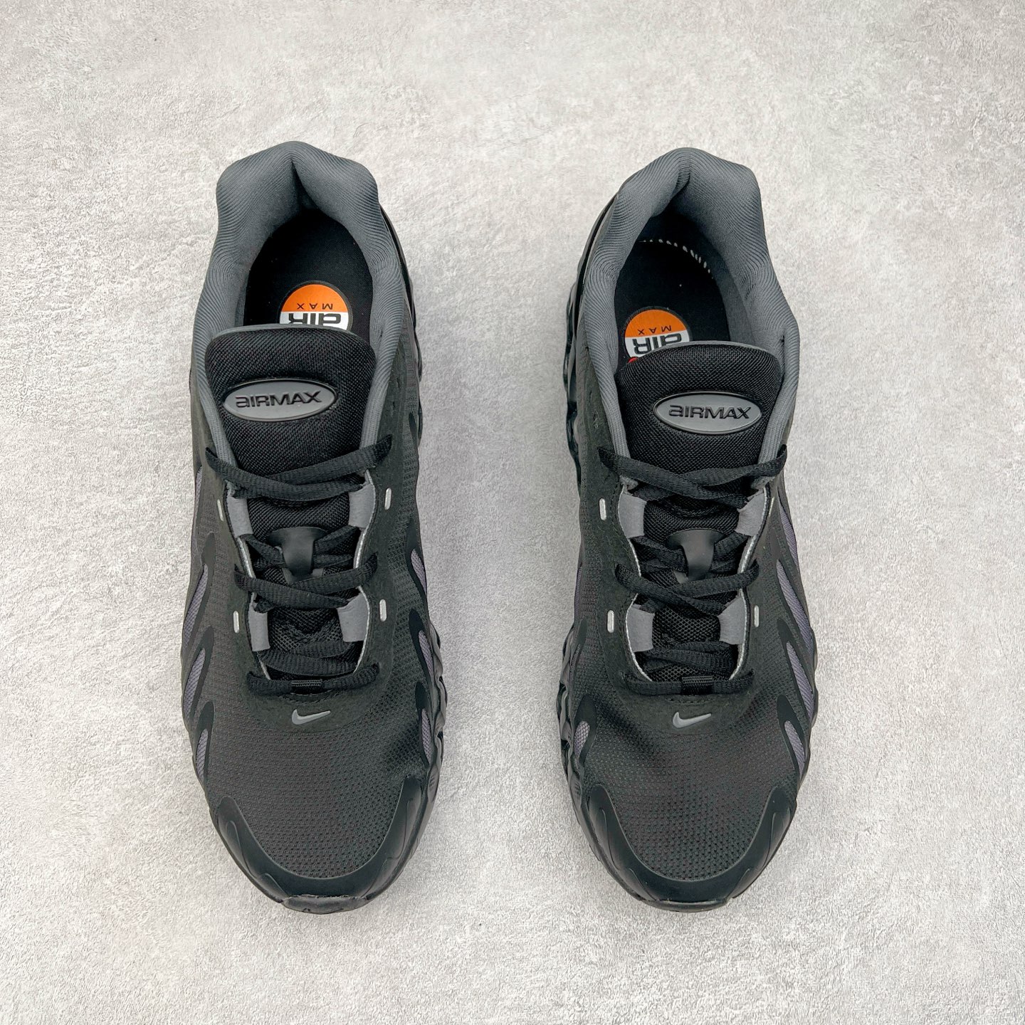 图片[2]-NK Air Max DN8 全掌科技气垫缓震运动跑鞋 FQ7860-005 DN8的核心亮点在于其八腔气垫结构 根据不同部位设定的气压值专为行走设计 提供卓越的舒适感 鞋面的设计让人联想到上世纪90年代末至2000年代初的多款Air Max 中底上系列圆形孔洞引发了热议 不少人将其与竞争品牌的缓震技术进行比较 例如K-SWISS 2010年代初推出的Tubes技 及以多孔鞋底闻名的品牌 尺码：36 36.5 37.5 38 38.5 39 40 40.5 41 42 42.5 43 44 44.5 45-选品中心