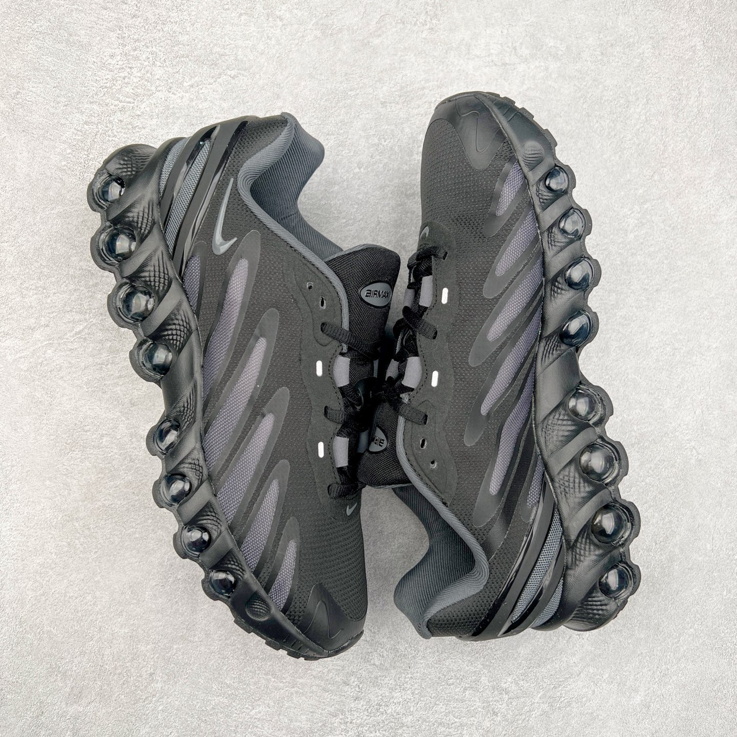图片[3]-NK Air Max DN8 全掌科技气垫缓震运动跑鞋 FQ7860-005 DN8的核心亮点在于其八腔气垫结构 根据不同部位设定的气压值专为行走设计 提供卓越的舒适感 鞋面的设计让人联想到上世纪90年代末至2000年代初的多款Air Max 中底上系列圆形孔洞引发了热议 不少人将其与竞争品牌的缓震技术进行比较 例如K-SWISS 2010年代初推出的Tubes技 及以多孔鞋底闻名的品牌 尺码：36 36.5 37.5 38 38.5 39 40 40.5 41 42 42.5 43 44 44.5 45-选品中心