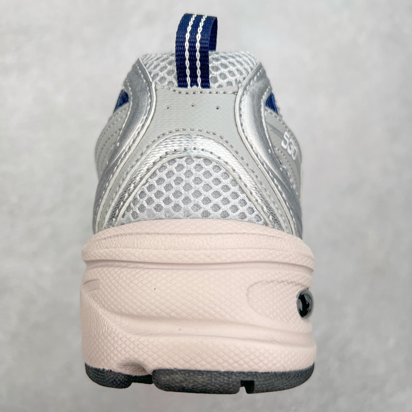 图片[8]-New Balance NB530 新百伦复古透气跑步鞋 抛弃过往以皮革为主的人气轮廓 以极具复古风范的跑鞋外观呈现 设计上全鞋以简约清爽的纯白色作基底 鞋身覆盖大面积织物网眼材质 并于鞋头、鞋带孔眼片等细节处点缀对比鲜明的反光银镀层凸显 鞋舌、侧身等位置则辅以一贯的「N」字标志和品牌徽标彰显身份 最后通过搭载的 ABZORB 缓震中底完善整体造型 尺码：36 37 37.5 38 38.5 39 40 40.5 41 42 42.5 43 44 45-选品中心