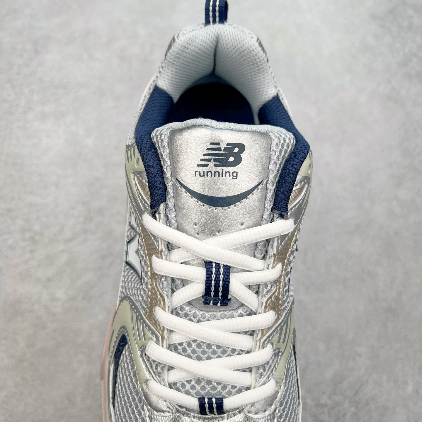 图片[5]-New Balance NB530 新百伦复古透气跑步鞋 抛弃过往以皮革为主的人气轮廓 以极具复古风范的跑鞋外观呈现 设计上全鞋以简约清爽的纯白色作基底 鞋身覆盖大面积织物网眼材质 并于鞋头、鞋带孔眼片等细节处点缀对比鲜明的反光银镀层凸显 鞋舌、侧身等位置则辅以一贯的「N」字标志和品牌徽标彰显身份 最后通过搭载的 ABZORB 缓震中底完善整体造型 尺码：36 37 37.5 38 38.5 39 40 40.5 41 42 42.5 43 44 45-选品中心