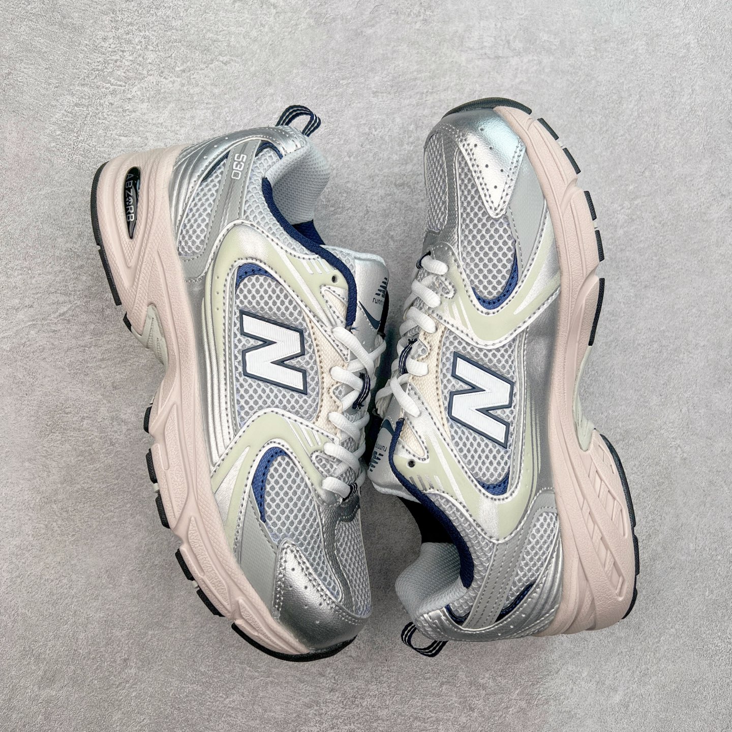 图片[3]-New Balance NB530 新百伦复古透气跑步鞋 抛弃过往以皮革为主的人气轮廓 以极具复古风范的跑鞋外观呈现 设计上全鞋以简约清爽的纯白色作基底 鞋身覆盖大面积织物网眼材质 并于鞋头、鞋带孔眼片等细节处点缀对比鲜明的反光银镀层凸显 鞋舌、侧身等位置则辅以一贯的「N」字标志和品牌徽标彰显身份 最后通过搭载的 ABZORB 缓震中底完善整体造型 尺码：36 37 37.5 38 38.5 39 40 40.5 41 42 42.5 43 44 45-选品中心