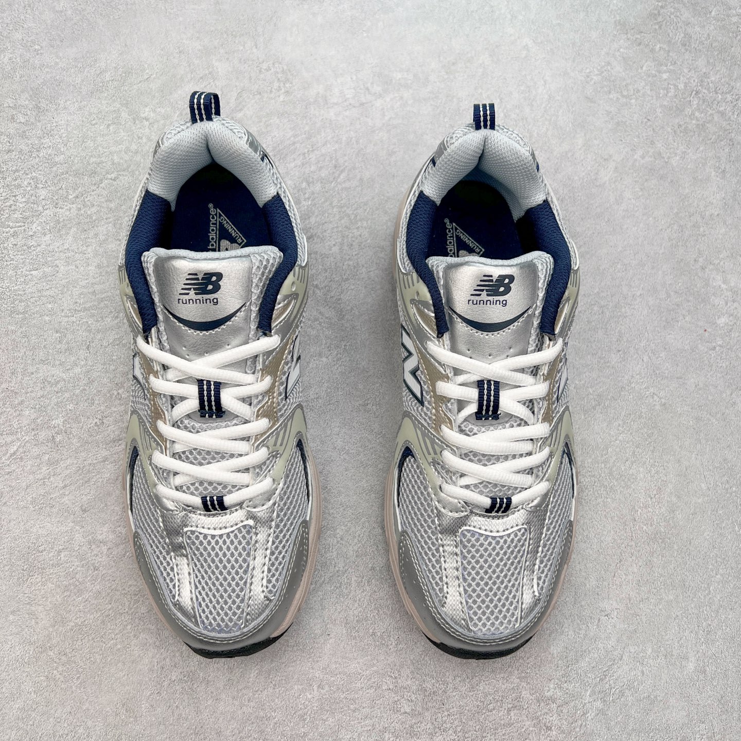 图片[2]-New Balance NB530 新百伦复古透气跑步鞋 抛弃过往以皮革为主的人气轮廓 以极具复古风范的跑鞋外观呈现 设计上全鞋以简约清爽的纯白色作基底 鞋身覆盖大面积织物网眼材质 并于鞋头、鞋带孔眼片等细节处点缀对比鲜明的反光银镀层凸显 鞋舌、侧身等位置则辅以一贯的「N」字标志和品牌徽标彰显身份 最后通过搭载的 ABZORB 缓震中底完善整体造型 尺码：36 37 37.5 38 38.5 39 40 40.5 41 42 42.5 43 44 45-选品中心