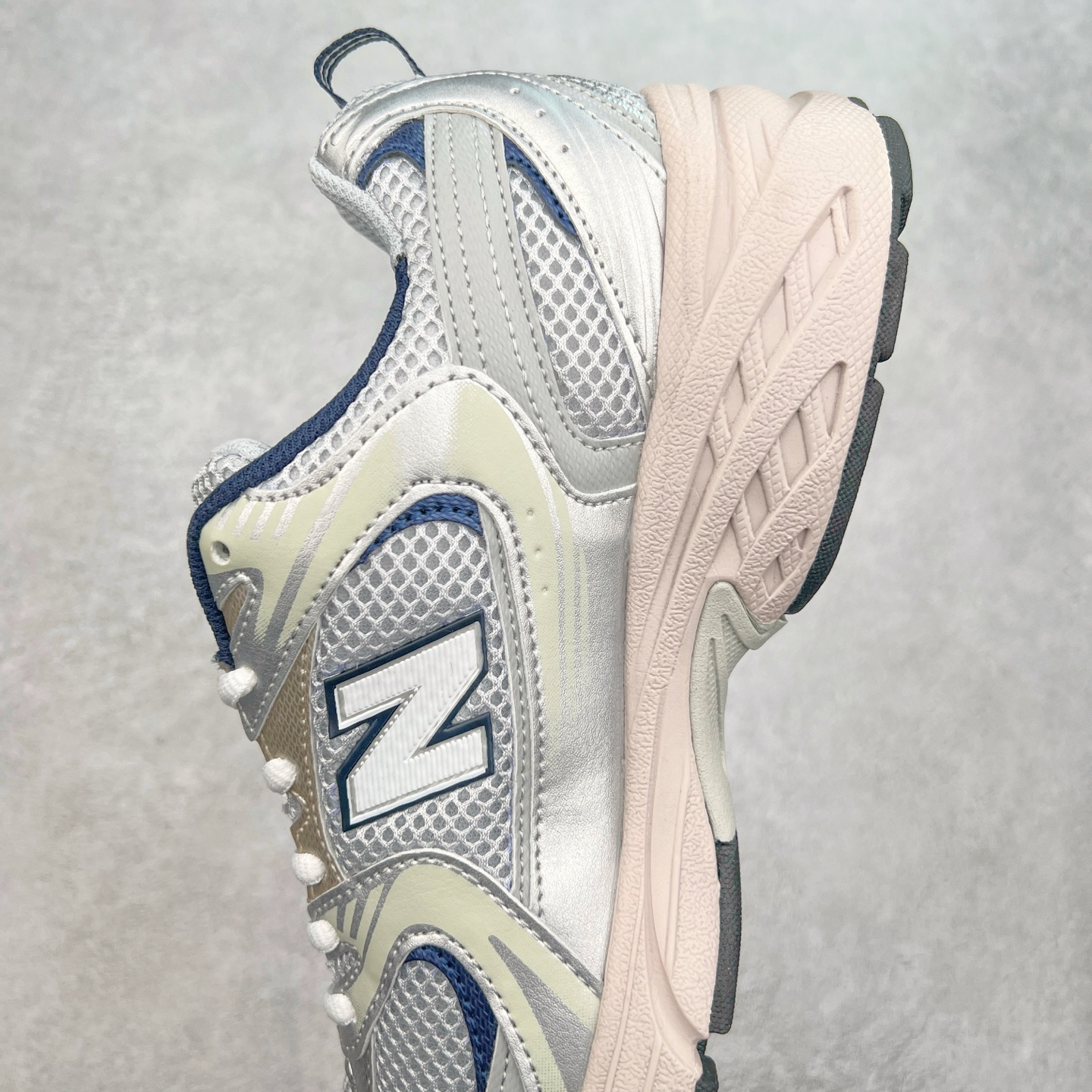 图片[7]-New Balance NB530 新百伦复古透气跑步鞋 抛弃过往以皮革为主的人气轮廓 以极具复古风范的跑鞋外观呈现 设计上全鞋以简约清爽的纯白色作基底 鞋身覆盖大面积织物网眼材质 并于鞋头、鞋带孔眼片等细节处点缀对比鲜明的反光银镀层凸显 鞋舌、侧身等位置则辅以一贯的「N」字标志和品牌徽标彰显身份 最后通过搭载的 ABZORB 缓震中底完善整体造型 尺码：36 37 37.5 38 38.5 39 40 40.5 41 42 42.5 43 44 45-选品中心