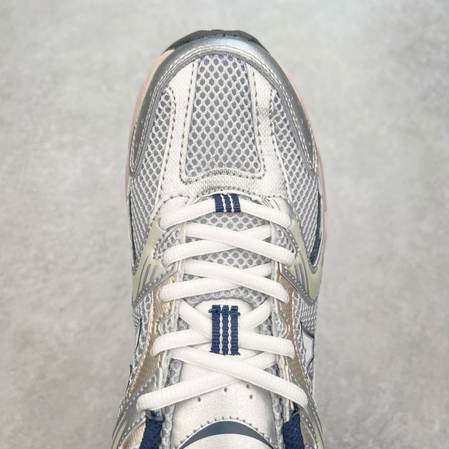 图片[4]-New Balance NB530 新百伦复古透气跑步鞋 抛弃过往以皮革为主的人气轮廓 以极具复古风范的跑鞋外观呈现 设计上全鞋以简约清爽的纯白色作基底 鞋身覆盖大面积织物网眼材质 并于鞋头、鞋带孔眼片等细节处点缀对比鲜明的反光银镀层凸显 鞋舌、侧身等位置则辅以一贯的「N」字标志和品牌徽标彰显身份 最后通过搭载的 ABZORB 缓震中底完善整体造型 尺码：36 37 37.5 38 38.5 39 40 40.5 41 42 42.5 43 44 45-选品中心