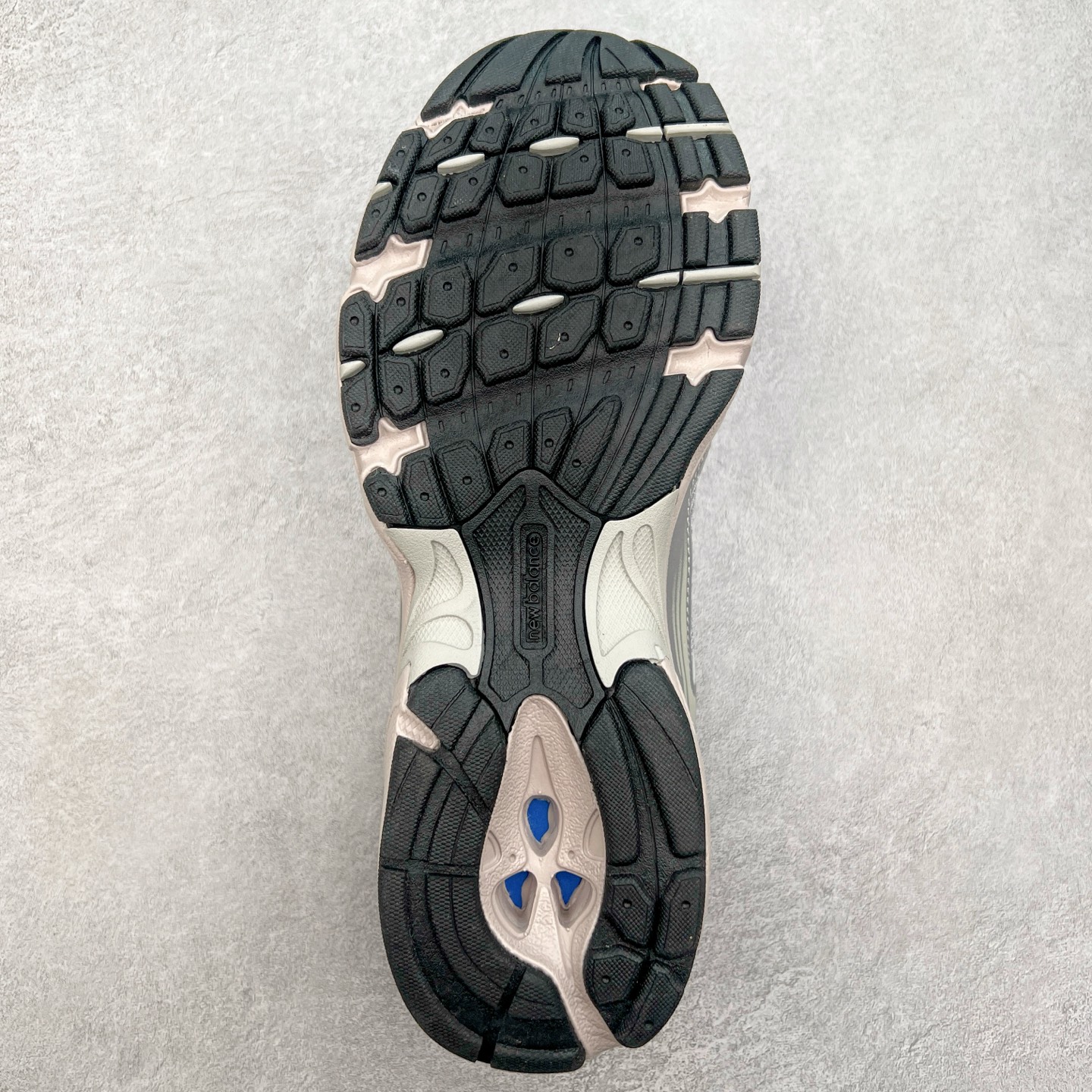 图片[9]-New Balance NB530 新百伦复古透气跑步鞋 抛弃过往以皮革为主的人气轮廓 以极具复古风范的跑鞋外观呈现 设计上全鞋以简约清爽的纯白色作基底 鞋身覆盖大面积织物网眼材质 并于鞋头、鞋带孔眼片等细节处点缀对比鲜明的反光银镀层凸显 鞋舌、侧身等位置则辅以一贯的「N」字标志和品牌徽标彰显身份 最后通过搭载的 ABZORB 缓震中底完善整体造型 尺码：36 37 37.5 38 38.5 39 40 40.5 41 42 42.5 43 44 45-选品中心