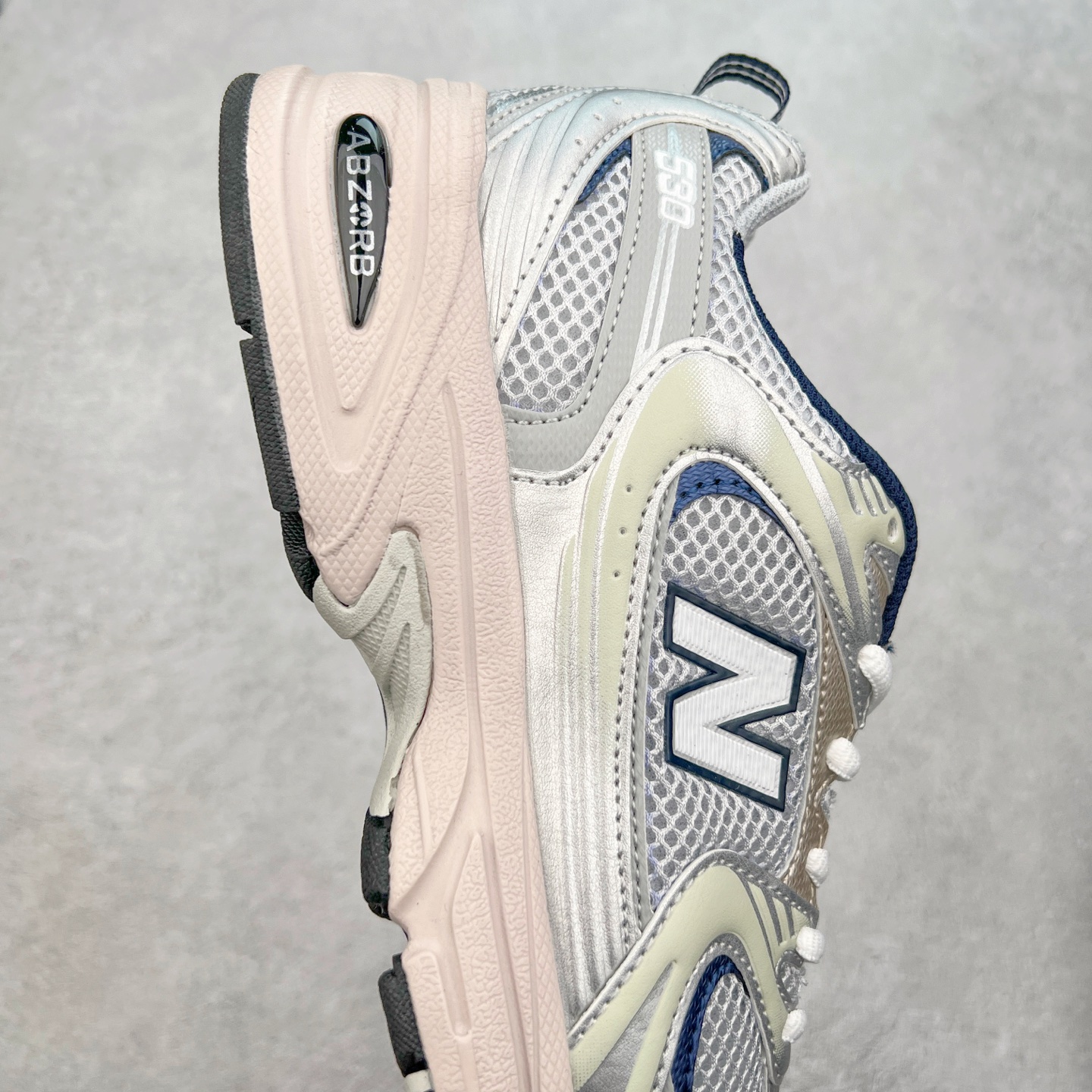 图片[6]-New Balance NB530 新百伦复古透气跑步鞋 抛弃过往以皮革为主的人气轮廓 以极具复古风范的跑鞋外观呈现 设计上全鞋以简约清爽的纯白色作基底 鞋身覆盖大面积织物网眼材质 并于鞋头、鞋带孔眼片等细节处点缀对比鲜明的反光银镀层凸显 鞋舌、侧身等位置则辅以一贯的「N」字标志和品牌徽标彰显身份 最后通过搭载的 ABZORB 缓震中底完善整体造型 尺码：36 37 37.5 38 38.5 39 40 40.5 41 42 42.5 43 44 45-选品中心