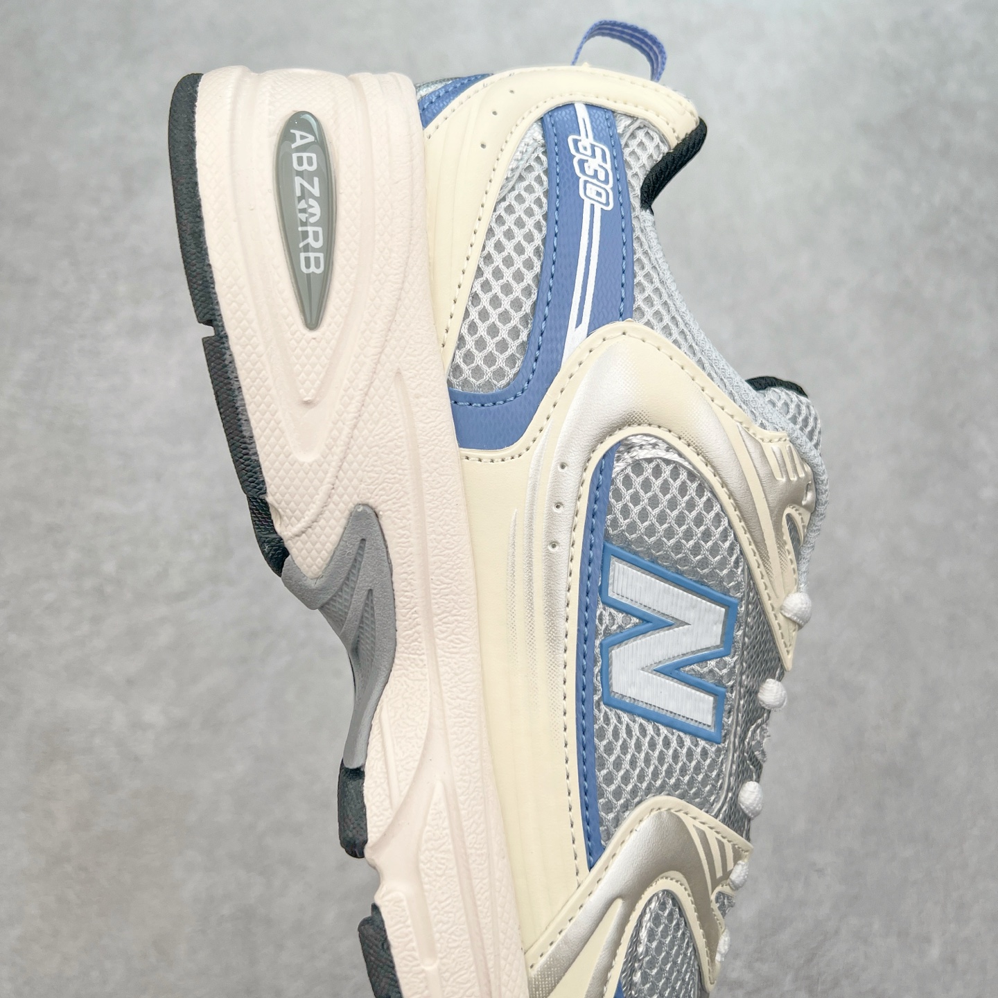 图片[6]-New Balance NB530 新百伦复古透气跑步鞋 抛弃过往以皮革为主的人气轮廓 以极具复古风范的跑鞋外观呈现 设计上全鞋以简约清爽的纯白色作基底 鞋身覆盖大面积织物网眼材质 并于鞋头、鞋带孔眼片等细节处点缀对比鲜明的反光银镀层凸显 鞋舌、侧身等位置则辅以一贯的「N」字标志和品牌徽标彰显身份 最后通过搭载的 ABZORB 缓震中底完善整体造型 尺码：36 37 37.5 38 38.5 39 40 40.5 41 42 42.5 43 44 45-选品中心