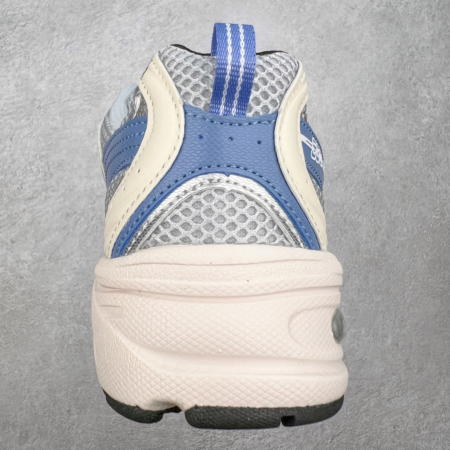 图片[8]-New Balance NB530 新百伦复古透气跑步鞋 抛弃过往以皮革为主的人气轮廓 以极具复古风范的跑鞋外观呈现 设计上全鞋以简约清爽的纯白色作基底 鞋身覆盖大面积织物网眼材质 并于鞋头、鞋带孔眼片等细节处点缀对比鲜明的反光银镀层凸显 鞋舌、侧身等位置则辅以一贯的「N」字标志和品牌徽标彰显身份 最后通过搭载的 ABZORB 缓震中底完善整体造型 尺码：36 37 37.5 38 38.5 39 40 40.5 41 42 42.5 43 44 45-选品中心