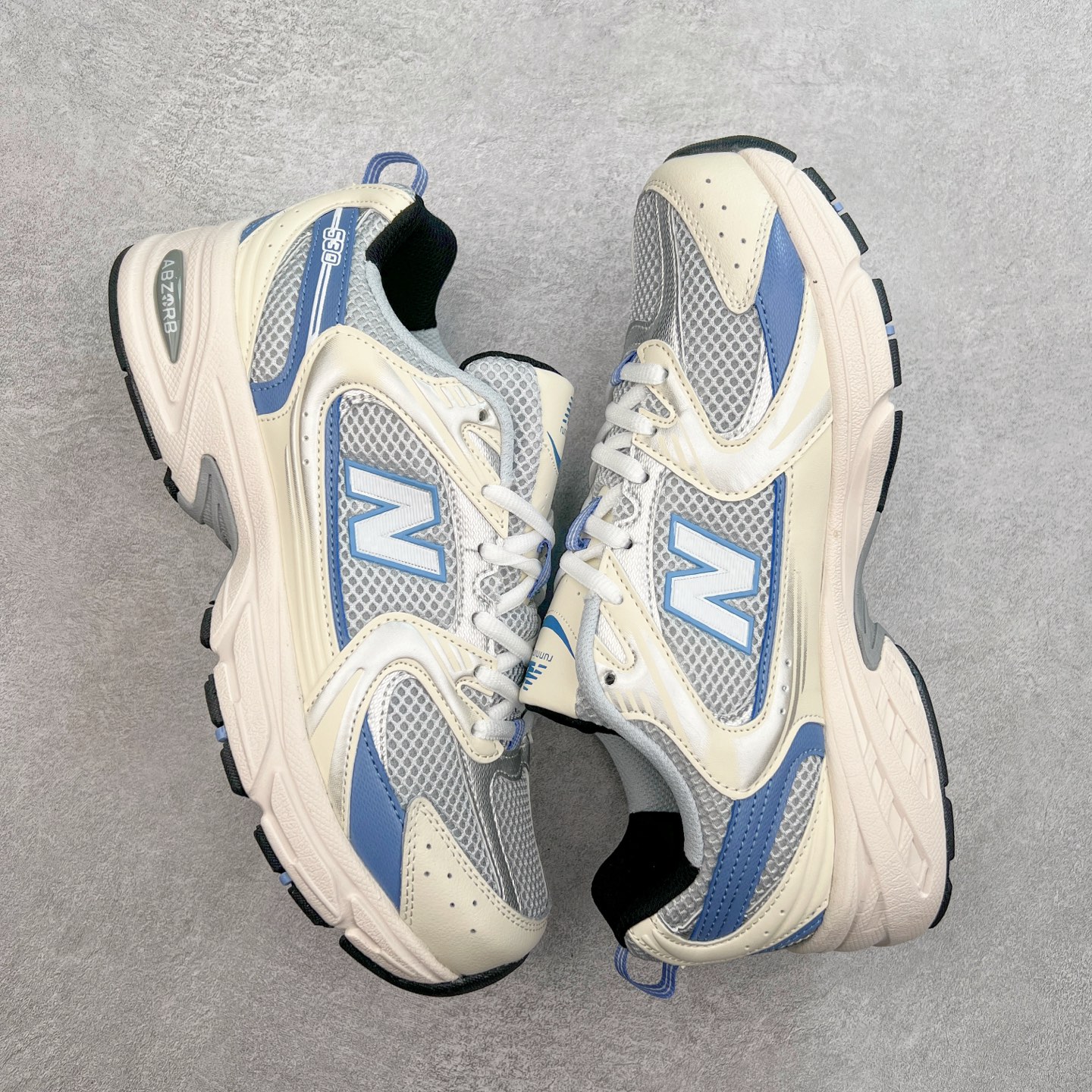 图片[3]-New Balance NB530 新百伦复古透气跑步鞋 抛弃过往以皮革为主的人气轮廓 以极具复古风范的跑鞋外观呈现 设计上全鞋以简约清爽的纯白色作基底 鞋身覆盖大面积织物网眼材质 并于鞋头、鞋带孔眼片等细节处点缀对比鲜明的反光银镀层凸显 鞋舌、侧身等位置则辅以一贯的「N」字标志和品牌徽标彰显身份 最后通过搭载的 ABZORB 缓震中底完善整体造型 尺码：36 37 37.5 38 38.5 39 40 40.5 41 42 42.5 43 44 45-选品中心