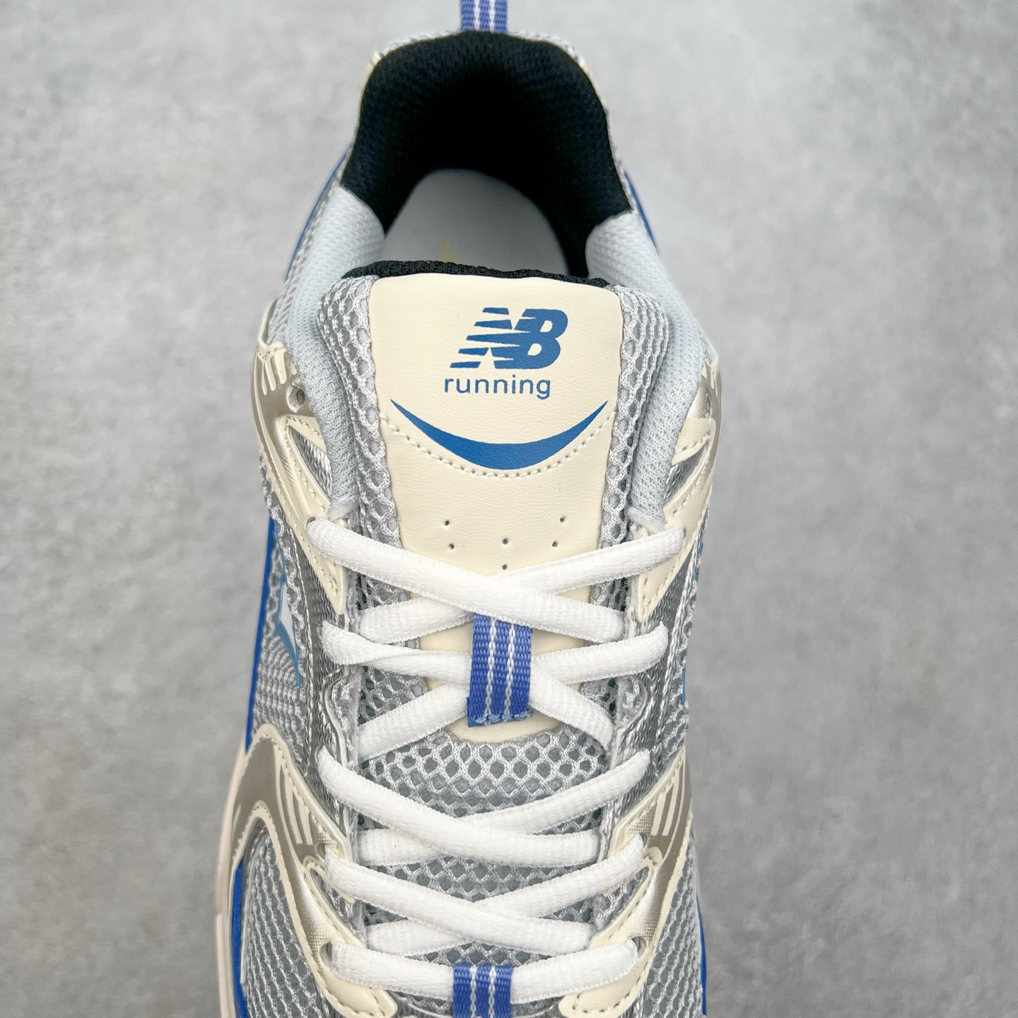 图片[5]-New Balance NB530 新百伦复古透气跑步鞋 抛弃过往以皮革为主的人气轮廓 以极具复古风范的跑鞋外观呈现 设计上全鞋以简约清爽的纯白色作基底 鞋身覆盖大面积织物网眼材质 并于鞋头、鞋带孔眼片等细节处点缀对比鲜明的反光银镀层凸显 鞋舌、侧身等位置则辅以一贯的「N」字标志和品牌徽标彰显身份 最后通过搭载的 ABZORB 缓震中底完善整体造型 尺码：36 37 37.5 38 38.5 39 40 40.5 41 42 42.5 43 44 45-选品中心