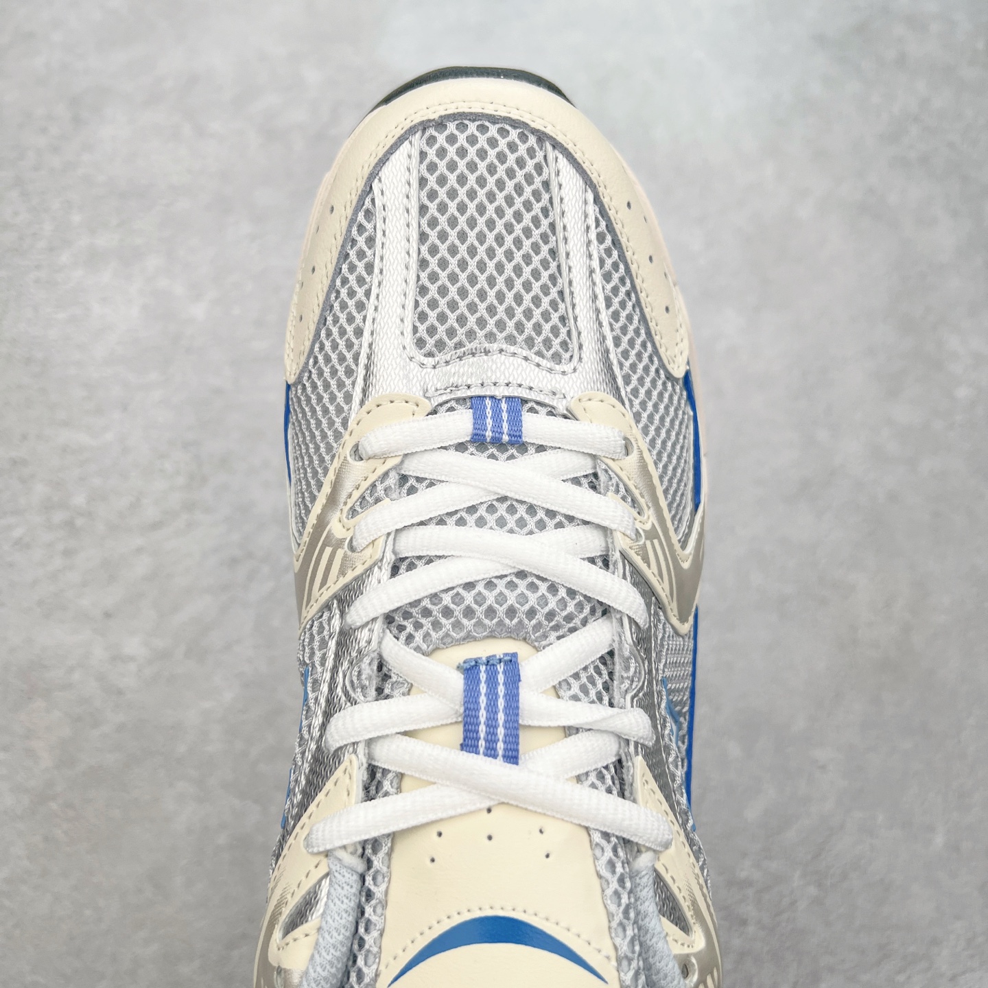 图片[4]-New Balance NB530 新百伦复古透气跑步鞋 抛弃过往以皮革为主的人气轮廓 以极具复古风范的跑鞋外观呈现 设计上全鞋以简约清爽的纯白色作基底 鞋身覆盖大面积织物网眼材质 并于鞋头、鞋带孔眼片等细节处点缀对比鲜明的反光银镀层凸显 鞋舌、侧身等位置则辅以一贯的「N」字标志和品牌徽标彰显身份 最后通过搭载的 ABZORB 缓震中底完善整体造型 尺码：36 37 37.5 38 38.5 39 40 40.5 41 42 42.5 43 44 45-选品中心