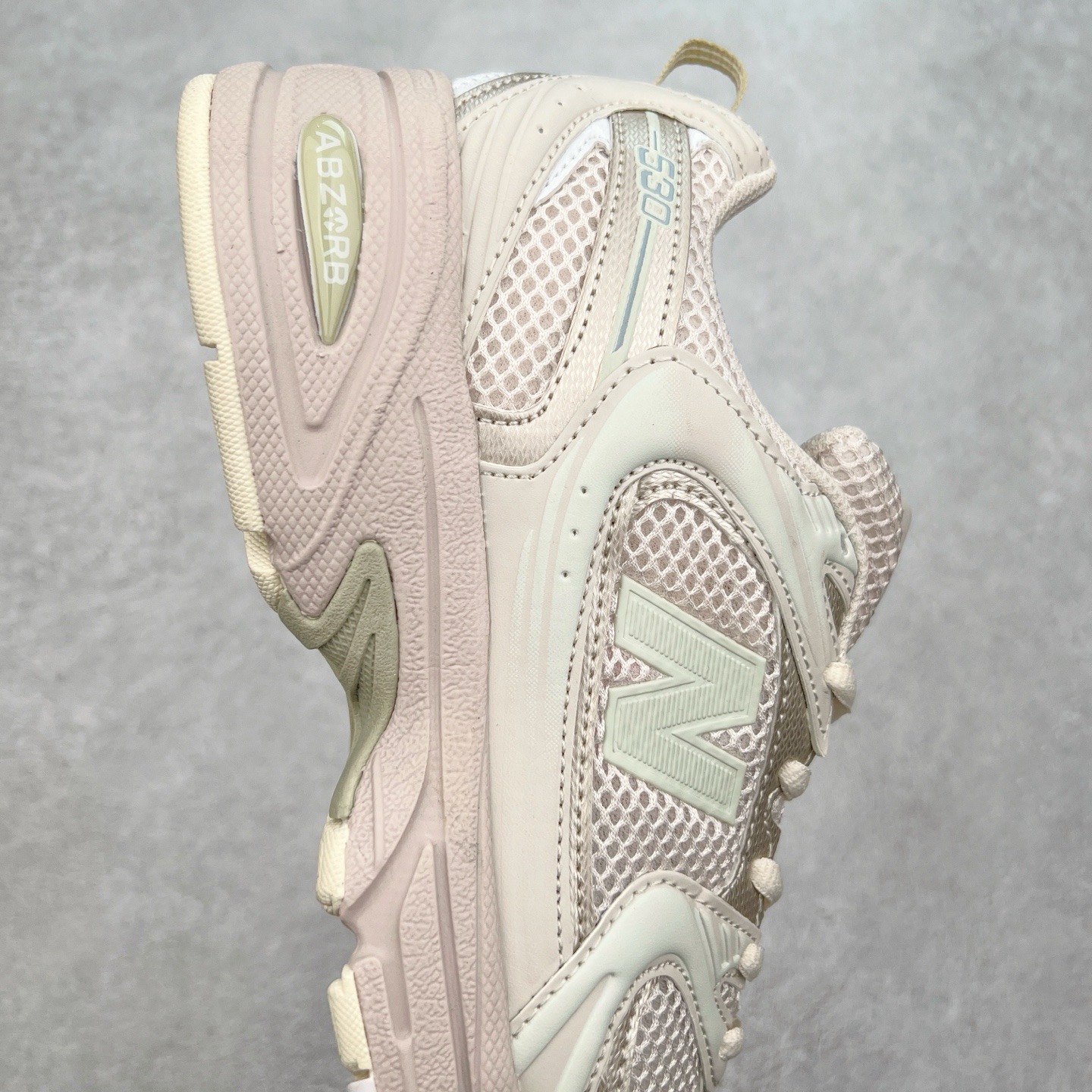 图片[6]-New Balance NB530 新百伦复古透气跑步鞋 抛弃过往以皮革为主的人气轮廓 以极具复古风范的跑鞋外观呈现 设计上全鞋以简约清爽的纯白色作基底 鞋身覆盖大面积织物网眼材质 并于鞋头、鞋带孔眼片等细节处点缀对比鲜明的反光银镀层凸显 鞋舌、侧身等位置则辅以一贯的「N」字标志和品牌徽标彰显身份 最后通过搭载的 ABZORB 缓震中底完善整体造型 尺码：36 37 37.5 38 38.5 39 40 40.5 41 42 42.5 43 44 45-选品中心