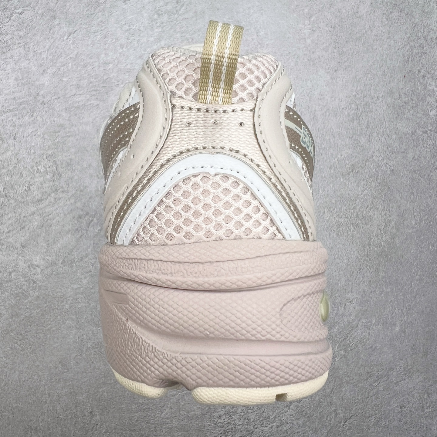 图片[8]-New Balance NB530 新百伦复古透气跑步鞋 抛弃过往以皮革为主的人气轮廓 以极具复古风范的跑鞋外观呈现 设计上全鞋以简约清爽的纯白色作基底 鞋身覆盖大面积织物网眼材质 并于鞋头、鞋带孔眼片等细节处点缀对比鲜明的反光银镀层凸显 鞋舌、侧身等位置则辅以一贯的「N」字标志和品牌徽标彰显身份 最后通过搭载的 ABZORB 缓震中底完善整体造型 尺码：36 37 37.5 38 38.5 39 40 40.5 41 42 42.5 43 44 45-选品中心