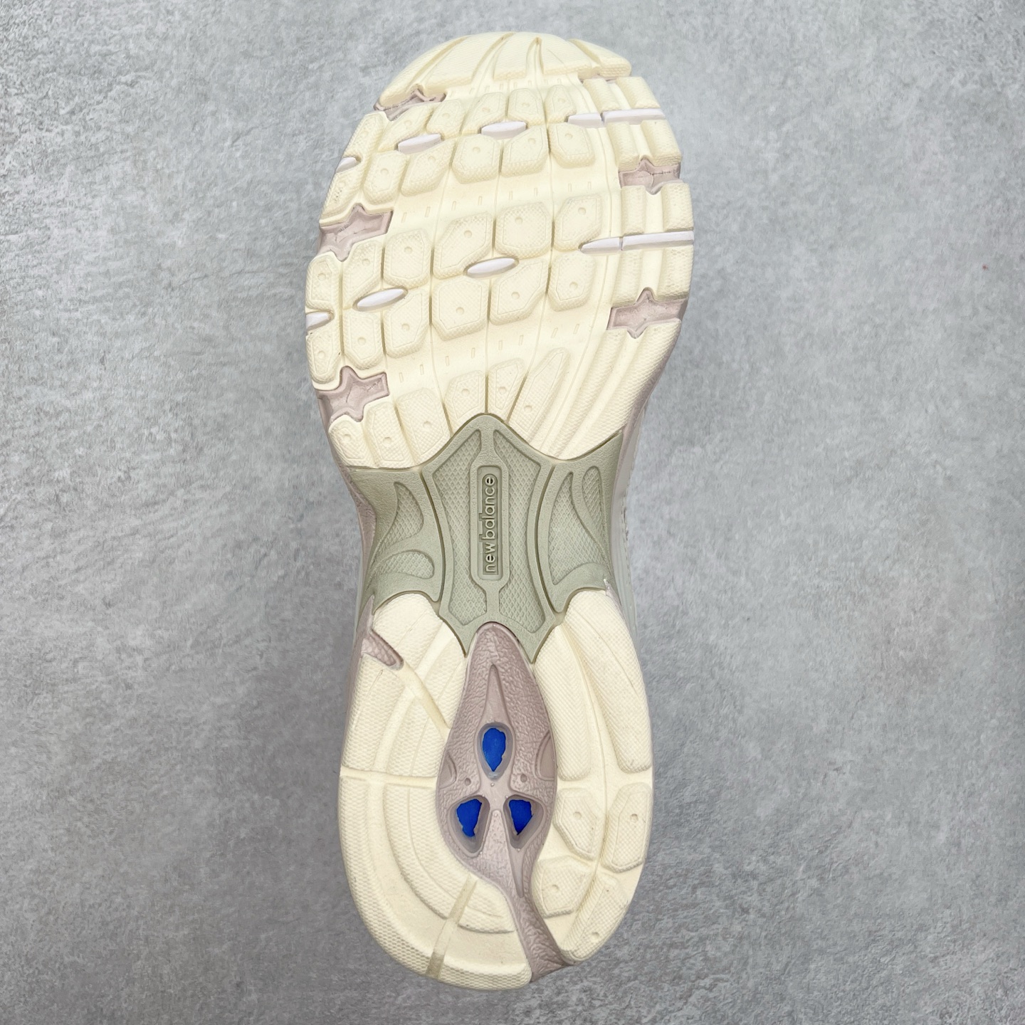 图片[9]-New Balance NB530 新百伦复古透气跑步鞋 抛弃过往以皮革为主的人气轮廓 以极具复古风范的跑鞋外观呈现 设计上全鞋以简约清爽的纯白色作基底 鞋身覆盖大面积织物网眼材质 并于鞋头、鞋带孔眼片等细节处点缀对比鲜明的反光银镀层凸显 鞋舌、侧身等位置则辅以一贯的「N」字标志和品牌徽标彰显身份 最后通过搭载的 ABZORB 缓震中底完善整体造型 尺码：36 37 37.5 38 38.5 39 40 40.5 41 42 42.5 43 44 45-选品中心