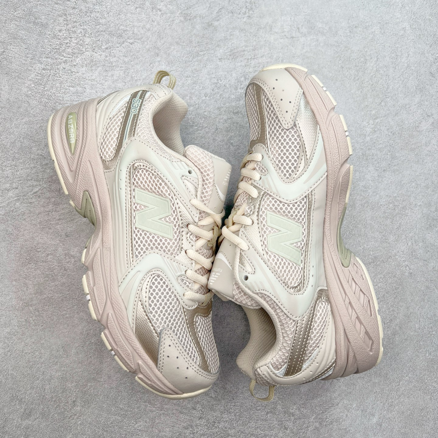 图片[3]-New Balance NB530 新百伦复古透气跑步鞋 抛弃过往以皮革为主的人气轮廓 以极具复古风范的跑鞋外观呈现 设计上全鞋以简约清爽的纯白色作基底 鞋身覆盖大面积织物网眼材质 并于鞋头、鞋带孔眼片等细节处点缀对比鲜明的反光银镀层凸显 鞋舌、侧身等位置则辅以一贯的「N」字标志和品牌徽标彰显身份 最后通过搭载的 ABZORB 缓震中底完善整体造型 尺码：36 37 37.5 38 38.5 39 40 40.5 41 42 42.5 43 44 45-选品中心