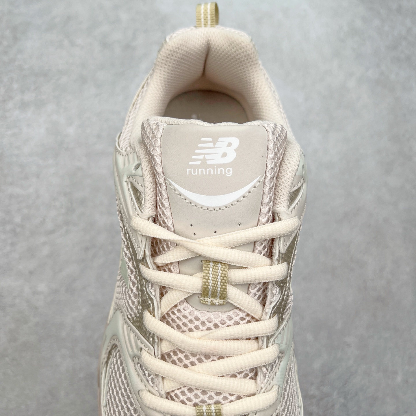 图片[5]-New Balance NB530 新百伦复古透气跑步鞋 抛弃过往以皮革为主的人气轮廓 以极具复古风范的跑鞋外观呈现 设计上全鞋以简约清爽的纯白色作基底 鞋身覆盖大面积织物网眼材质 并于鞋头、鞋带孔眼片等细节处点缀对比鲜明的反光银镀层凸显 鞋舌、侧身等位置则辅以一贯的「N」字标志和品牌徽标彰显身份 最后通过搭载的 ABZORB 缓震中底完善整体造型 尺码：36 37 37.5 38 38.5 39 40 40.5 41 42 42.5 43 44 45-选品中心