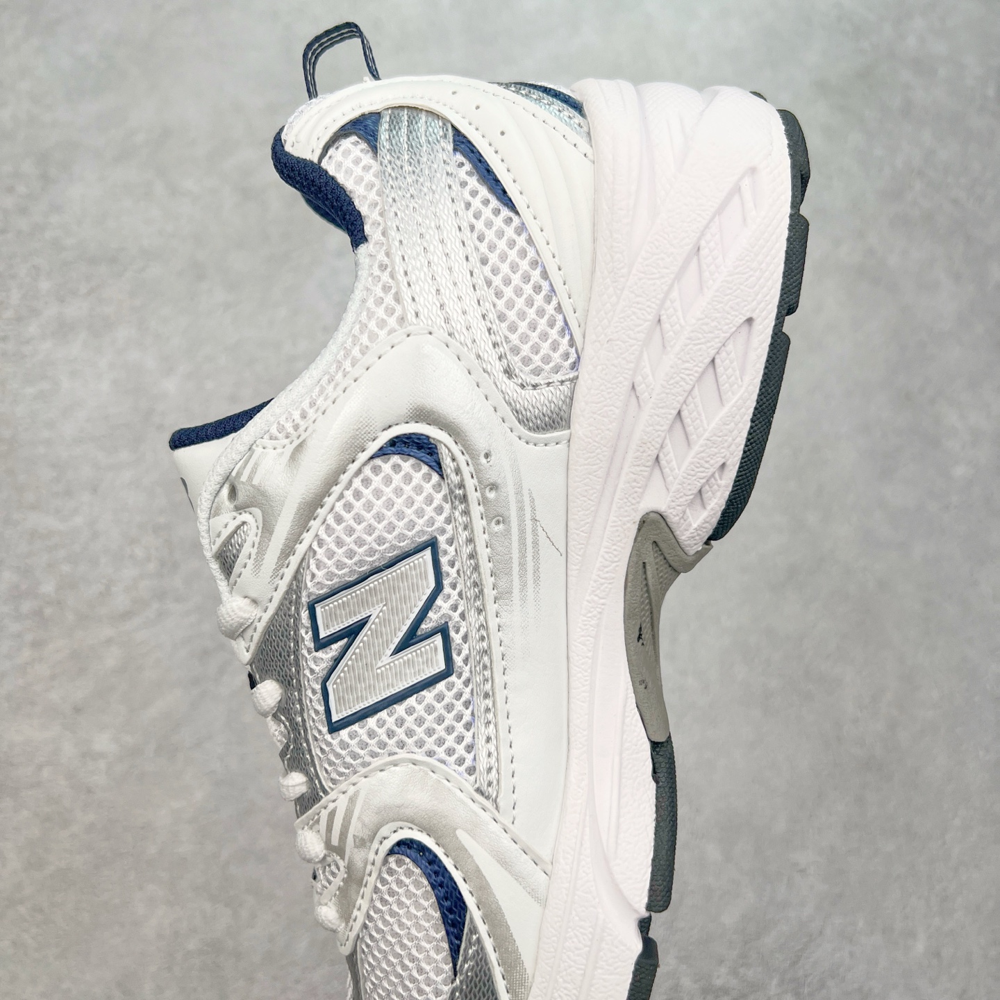 图片[7]-New Balance NB530 新百伦复古透气跑步鞋 抛弃过往以皮革为主的人气轮廓 以极具复古风范的跑鞋外观呈现 设计上全鞋以简约清爽的纯白色作基底 鞋身覆盖大面积织物网眼材质 并于鞋头、鞋带孔眼片等细节处点缀对比鲜明的反光银镀层凸显 鞋舌、侧身等位置则辅以一贯的「N」字标志和品牌徽标彰显身份 最后通过搭载的 ABZORB 缓震中底完善整体造型 尺码：36 37 37.5 38 38.5 39 40 40.5 41 42 42.5 43 44 45-选品中心