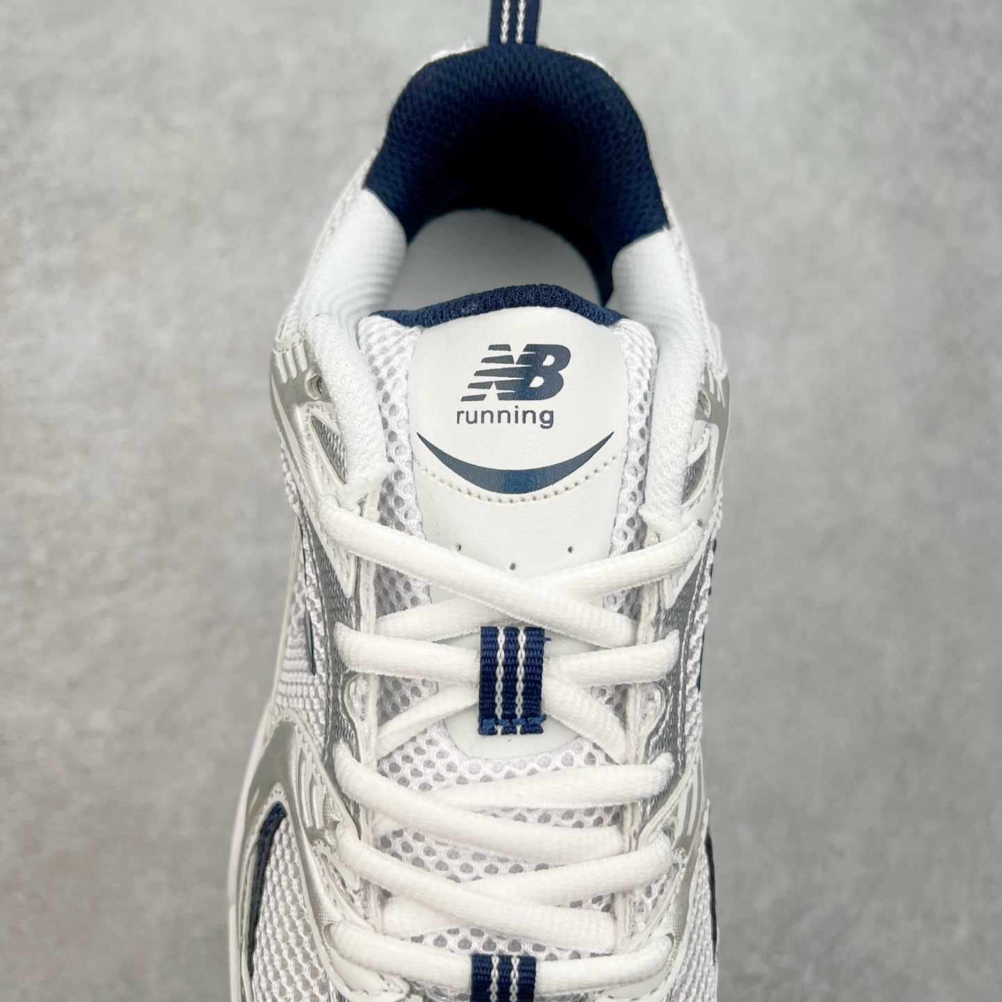 图片[5]-New Balance NB530 新百伦复古透气跑步鞋 抛弃过往以皮革为主的人气轮廓 以极具复古风范的跑鞋外观呈现 设计上全鞋以简约清爽的纯白色作基底 鞋身覆盖大面积织物网眼材质 并于鞋头、鞋带孔眼片等细节处点缀对比鲜明的反光银镀层凸显 鞋舌、侧身等位置则辅以一贯的「N」字标志和品牌徽标彰显身份 最后通过搭载的 ABZORB 缓震中底完善整体造型 尺码：36 37 37.5 38 38.5 39 40 40.5 41 42 42.5 43 44 45-选品中心