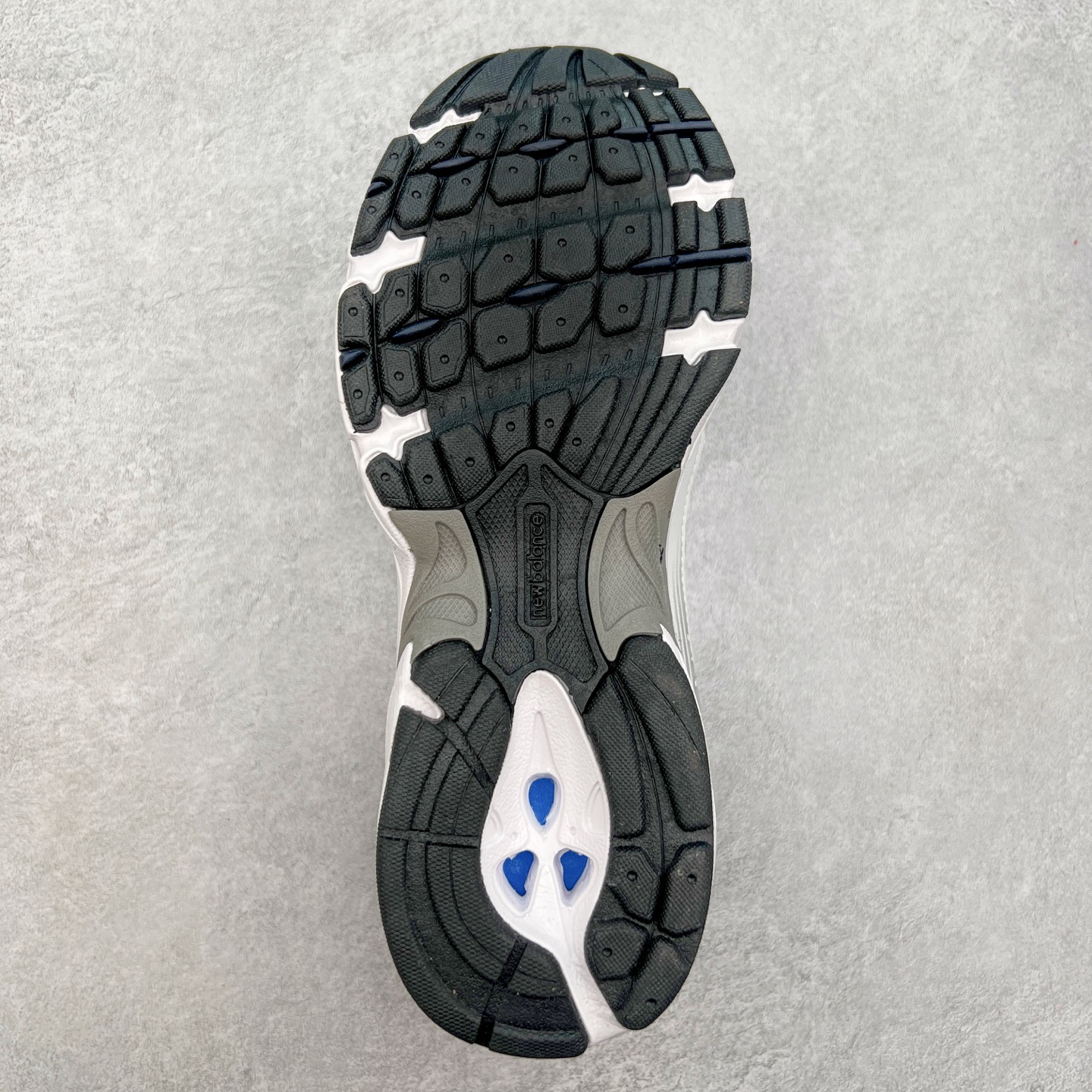 图片[9]-New Balance NB530 新百伦复古透气跑步鞋 抛弃过往以皮革为主的人气轮廓 以极具复古风范的跑鞋外观呈现 设计上全鞋以简约清爽的纯白色作基底 鞋身覆盖大面积织物网眼材质 并于鞋头、鞋带孔眼片等细节处点缀对比鲜明的反光银镀层凸显 鞋舌、侧身等位置则辅以一贯的「N」字标志和品牌徽标彰显身份 最后通过搭载的 ABZORB 缓震中底完善整体造型 尺码：36 37 37.5 38 38.5 39 40 40.5 41 42 42.5 43 44 45-选品中心