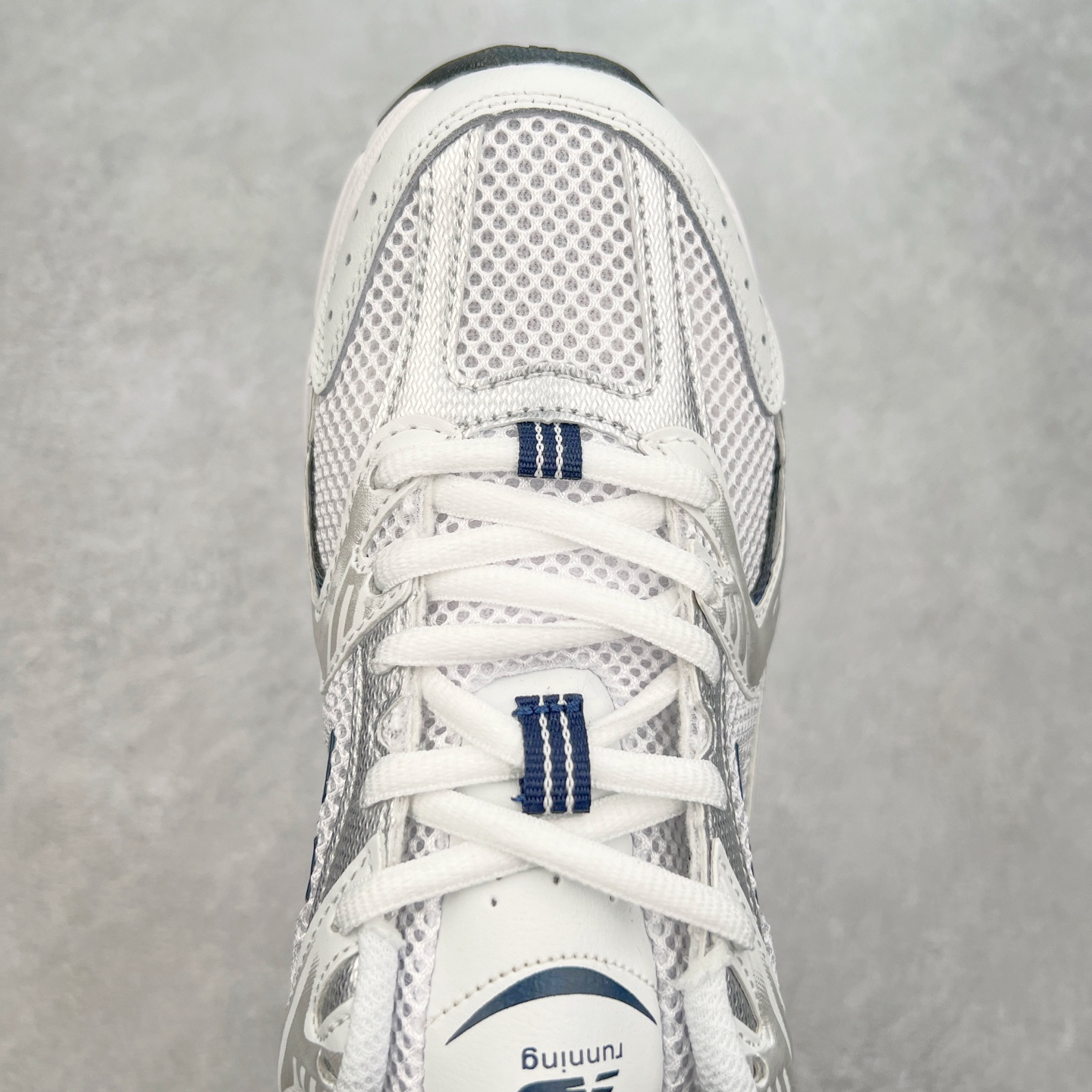 图片[4]-New Balance NB530 新百伦复古透气跑步鞋 抛弃过往以皮革为主的人气轮廓 以极具复古风范的跑鞋外观呈现 设计上全鞋以简约清爽的纯白色作基底 鞋身覆盖大面积织物网眼材质 并于鞋头、鞋带孔眼片等细节处点缀对比鲜明的反光银镀层凸显 鞋舌、侧身等位置则辅以一贯的「N」字标志和品牌徽标彰显身份 最后通过搭载的 ABZORB 缓震中底完善整体造型 尺码：36 37 37.5 38 38.5 39 40 40.5 41 42 42.5 43 44 45-选品中心