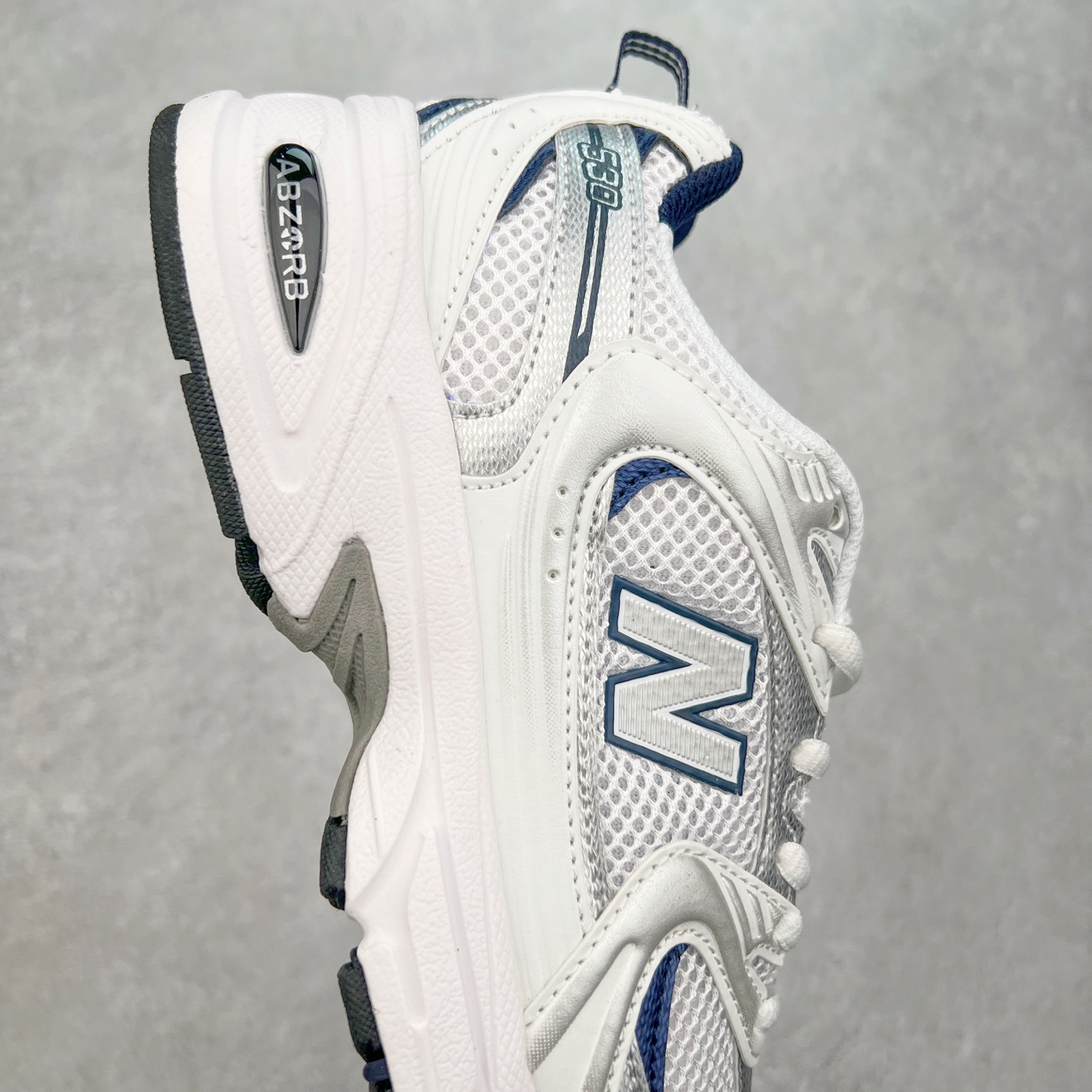 图片[6]-New Balance NB530 新百伦复古透气跑步鞋 抛弃过往以皮革为主的人气轮廓 以极具复古风范的跑鞋外观呈现 设计上全鞋以简约清爽的纯白色作基底 鞋身覆盖大面积织物网眼材质 并于鞋头、鞋带孔眼片等细节处点缀对比鲜明的反光银镀层凸显 鞋舌、侧身等位置则辅以一贯的「N」字标志和品牌徽标彰显身份 最后通过搭载的 ABZORB 缓震中底完善整体造型 尺码：36 37 37.5 38 38.5 39 40 40.5 41 42 42.5 43 44 45-选品中心