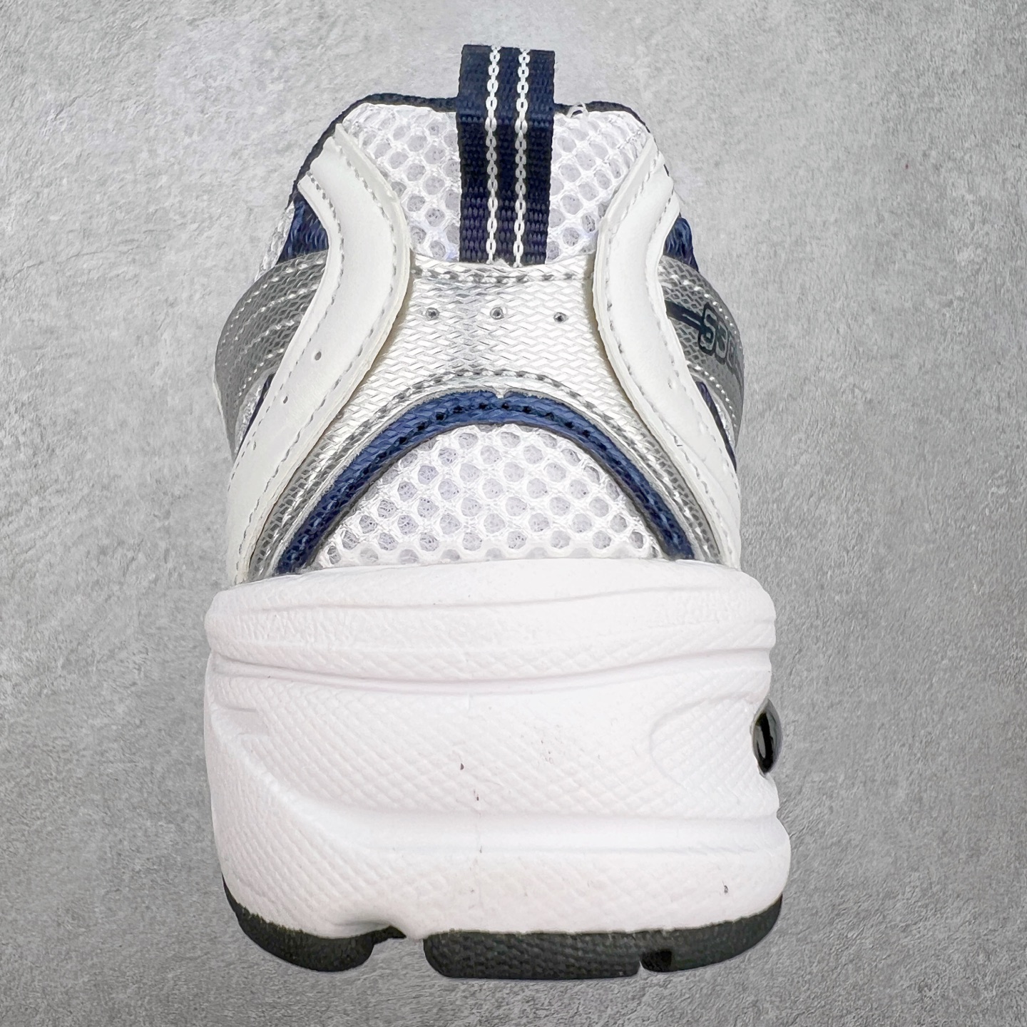 图片[8]-New Balance NB530 新百伦复古透气跑步鞋 抛弃过往以皮革为主的人气轮廓 以极具复古风范的跑鞋外观呈现 设计上全鞋以简约清爽的纯白色作基底 鞋身覆盖大面积织物网眼材质 并于鞋头、鞋带孔眼片等细节处点缀对比鲜明的反光银镀层凸显 鞋舌、侧身等位置则辅以一贯的「N」字标志和品牌徽标彰显身份 最后通过搭载的 ABZORB 缓震中底完善整体造型 尺码：36 37 37.5 38 38.5 39 40 40.5 41 42 42.5 43 44 45-选品中心