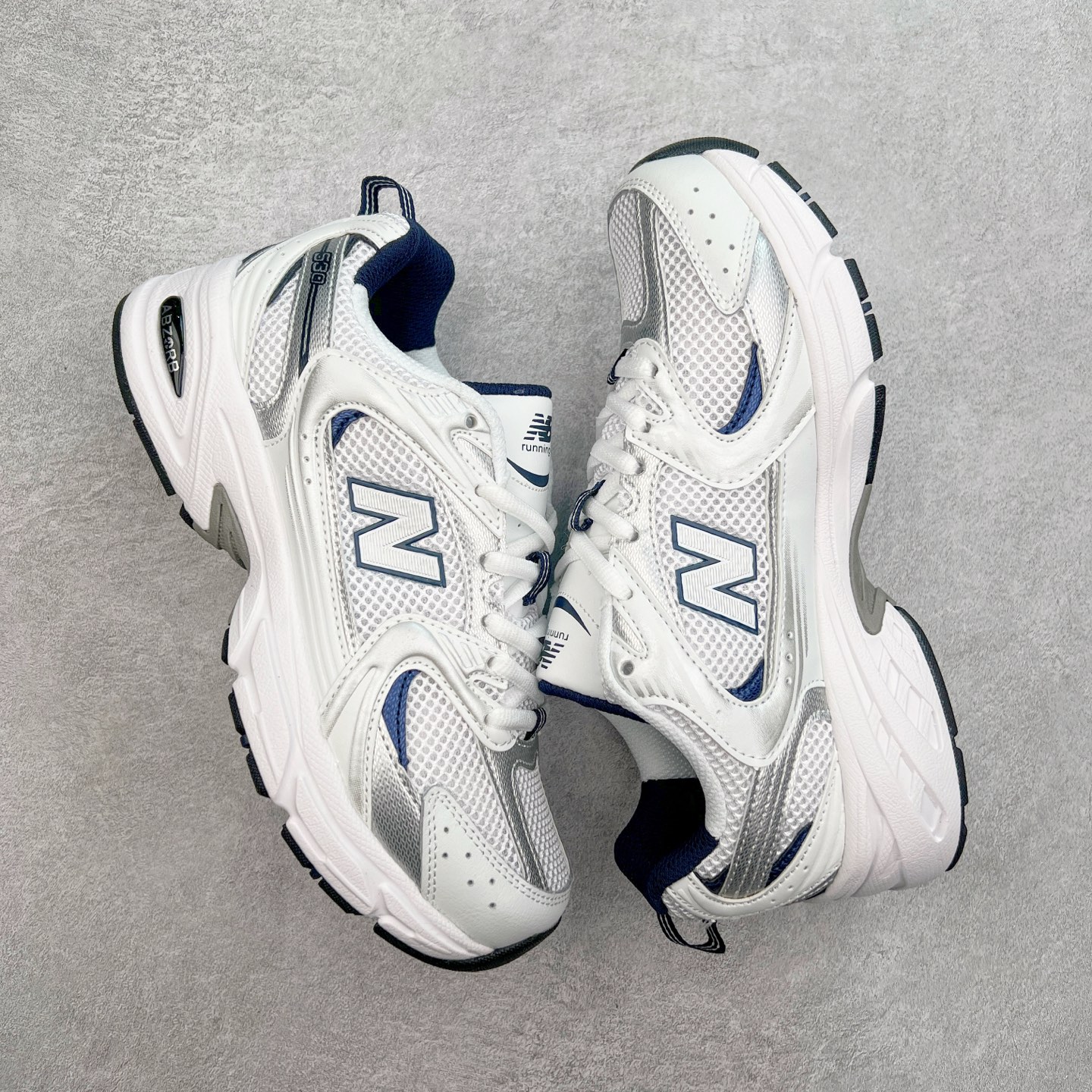 图片[3]-New Balance NB530 新百伦复古透气跑步鞋 抛弃过往以皮革为主的人气轮廓 以极具复古风范的跑鞋外观呈现 设计上全鞋以简约清爽的纯白色作基底 鞋身覆盖大面积织物网眼材质 并于鞋头、鞋带孔眼片等细节处点缀对比鲜明的反光银镀层凸显 鞋舌、侧身等位置则辅以一贯的「N」字标志和品牌徽标彰显身份 最后通过搭载的 ABZORB 缓震中底完善整体造型 尺码：36 37 37.5 38 38.5 39 40 40.5 41 42 42.5 43 44 45-选品中心