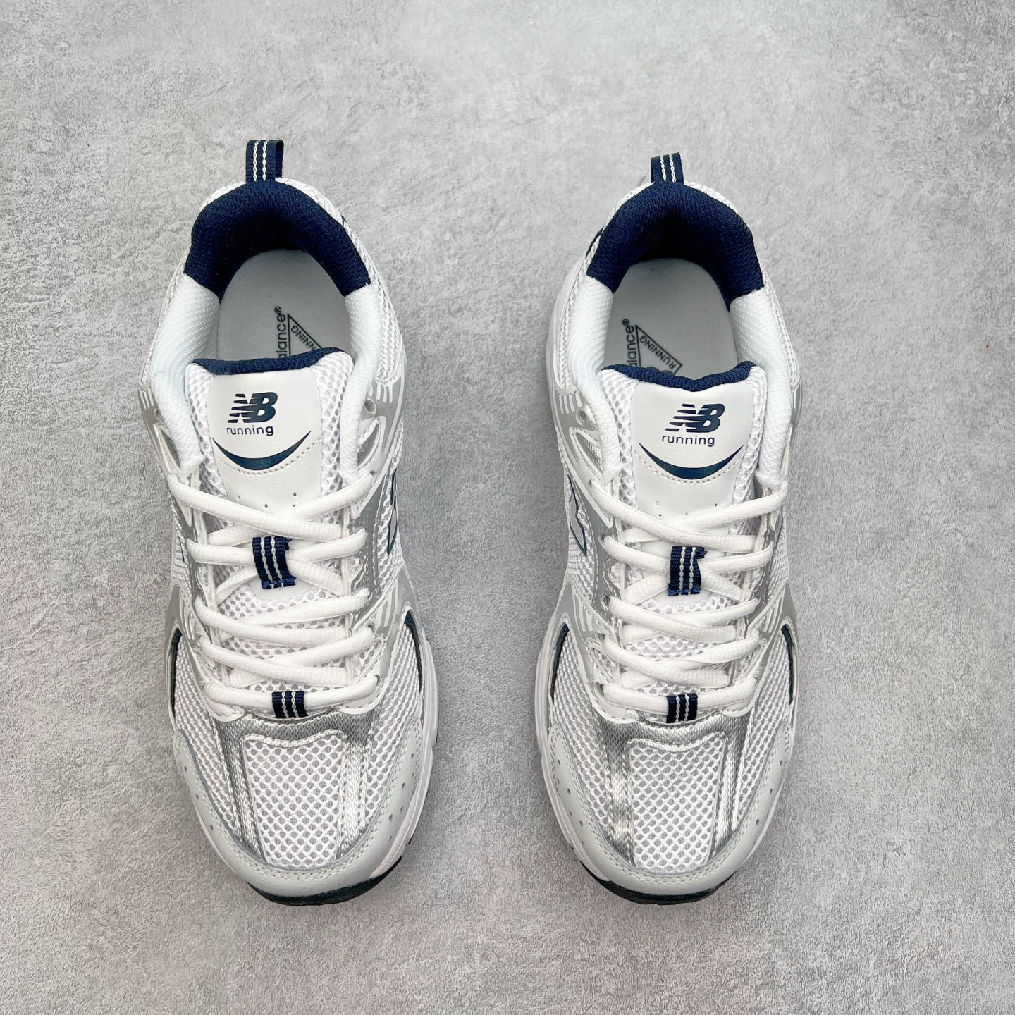 图片[2]-New Balance NB530 新百伦复古透气跑步鞋 抛弃过往以皮革为主的人气轮廓 以极具复古风范的跑鞋外观呈现 设计上全鞋以简约清爽的纯白色作基底 鞋身覆盖大面积织物网眼材质 并于鞋头、鞋带孔眼片等细节处点缀对比鲜明的反光银镀层凸显 鞋舌、侧身等位置则辅以一贯的「N」字标志和品牌徽标彰显身份 最后通过搭载的 ABZORB 缓震中底完善整体造型 尺码：36 37 37.5 38 38.5 39 40 40.5 41 42 42.5 43 44 45-选品中心