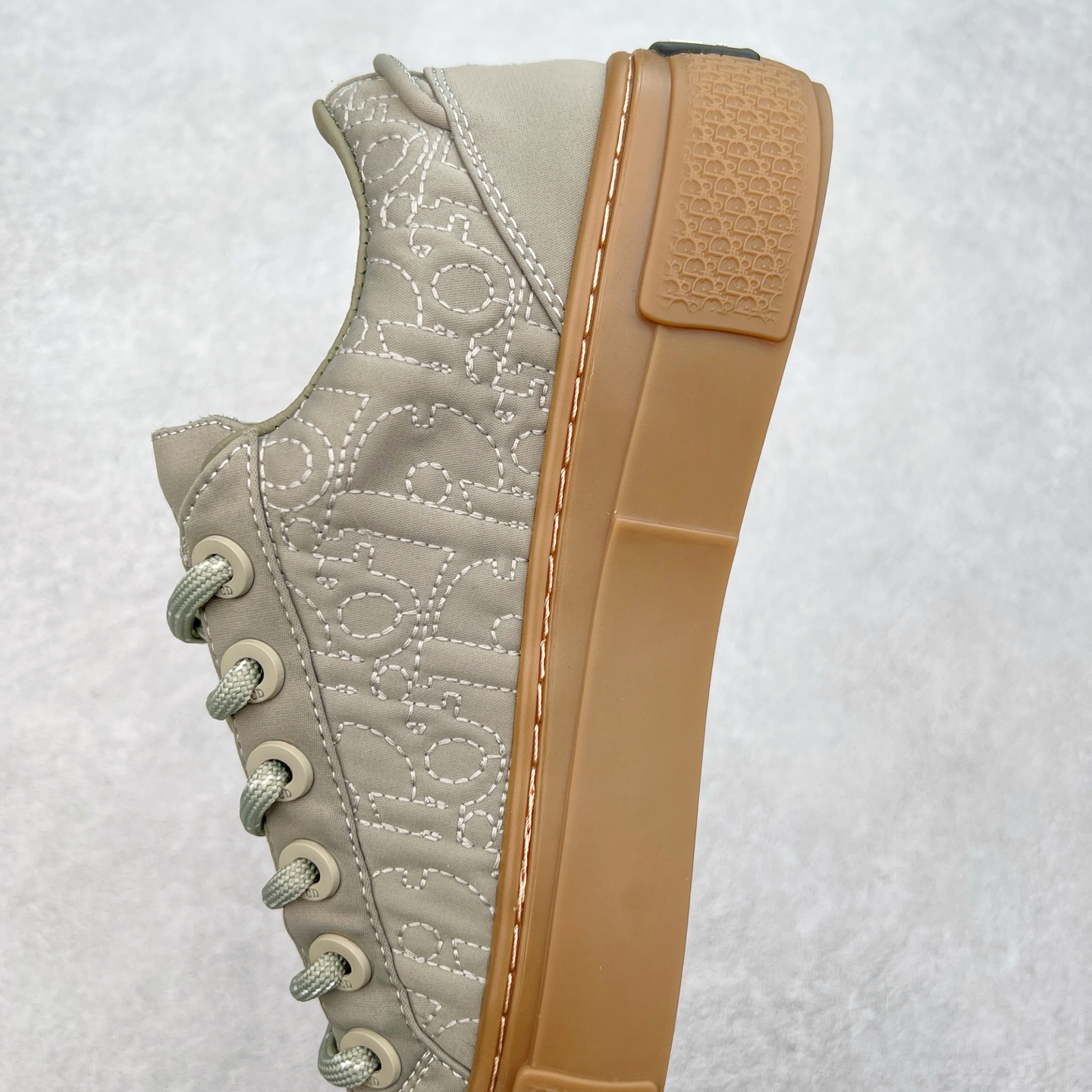 图片[7]-＃纯原 Dior B33 迪奥印花系带时尚运动板鞋网球鞋 全套原厂新版原纸板楦头开发 原厂特供皮料加持 原档数据大底 高频字母排版细节 还原 Zp 高端零售特供批次 2023秋季新品 彰显非凡的精湛工艺 重新诠释经典的网球鞋 时尚的廓形突显厚实感 采用全新的拉绒马海毛针织面料 突显柔软触感与富有层次感的流行色彩 搭配棕色绒面革镶片提升格调 别具一格的加垫鞋舌点缀以压花效果Dior标志 后侧点缀以Dior 30Avenue Montaigne标志 可为各式休闲造型增添时尚气质 尺码：40 41 42 43 44 45 46-选品中心