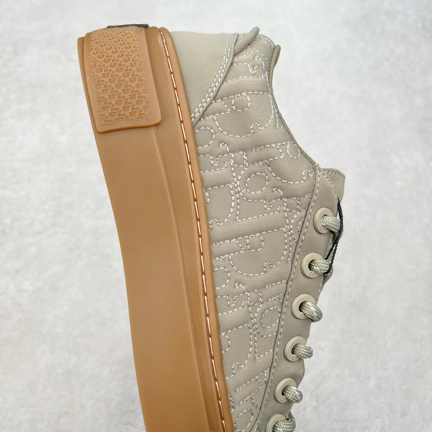 图片[6]-＃纯原 Dior B33 迪奥印花系带时尚运动板鞋网球鞋 全套原厂新版原纸板楦头开发 原厂特供皮料加持 原档数据大底 高频字母排版细节 还原 Zp 高端零售特供批次 2023秋季新品 彰显非凡的精湛工艺 重新诠释经典的网球鞋 时尚的廓形突显厚实感 采用全新的拉绒马海毛针织面料 突显柔软触感与富有层次感的流行色彩 搭配棕色绒面革镶片提升格调 别具一格的加垫鞋舌点缀以压花效果Dior标志 后侧点缀以Dior 30Avenue Montaigne标志 可为各式休闲造型增添时尚气质 尺码：40 41 42 43 44 45 46-选品中心