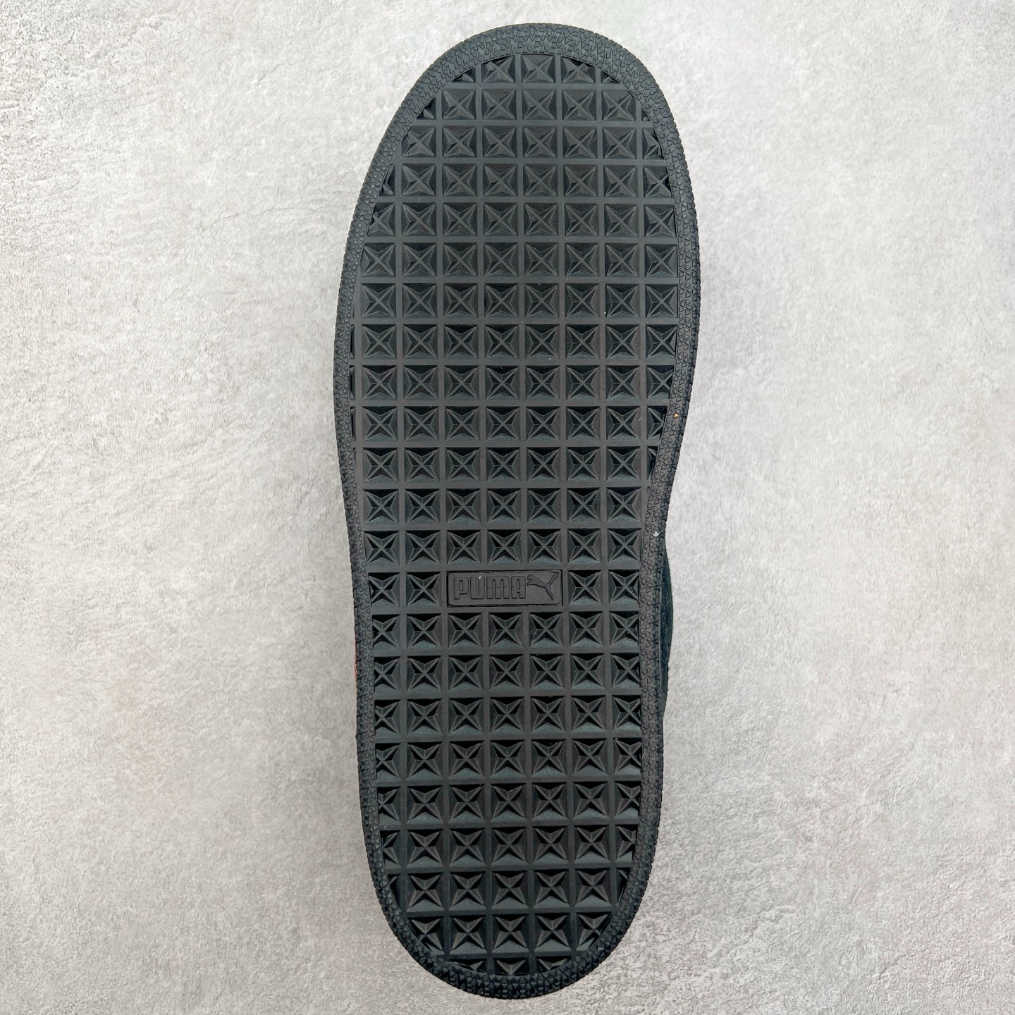 图片[9]-PUMA SUEDE XL 彪马新款面包鞋男女同款复古休闲板鞋 赠送一双鞋带 鞋身通体采用细腻的麂皮材质 厚实柔软 质感出众 鞋侧保留PUMA标志性跑道图案 侧面与后跟点缀金属色PUMA LOGO 兼具辨识度与细节感 加厚鞋垫、饱满鞋舌 搭配加宽扁形鞋带 使得穿着感更加贴合与舒适 值得一提的是 本季SUEDE XL鞋款以黑色、红色及蓝色最为瞩目 经典黑的配色 在低调之余可轻松驾驭任何潮流风格造型 而高饱和度的配色 则是当之无愧的早春出街利器。货号： 395205 尺码：36 37 37.5 38 38.5 39 40 40.5 41 42 42.5 43 44 45-选品中心