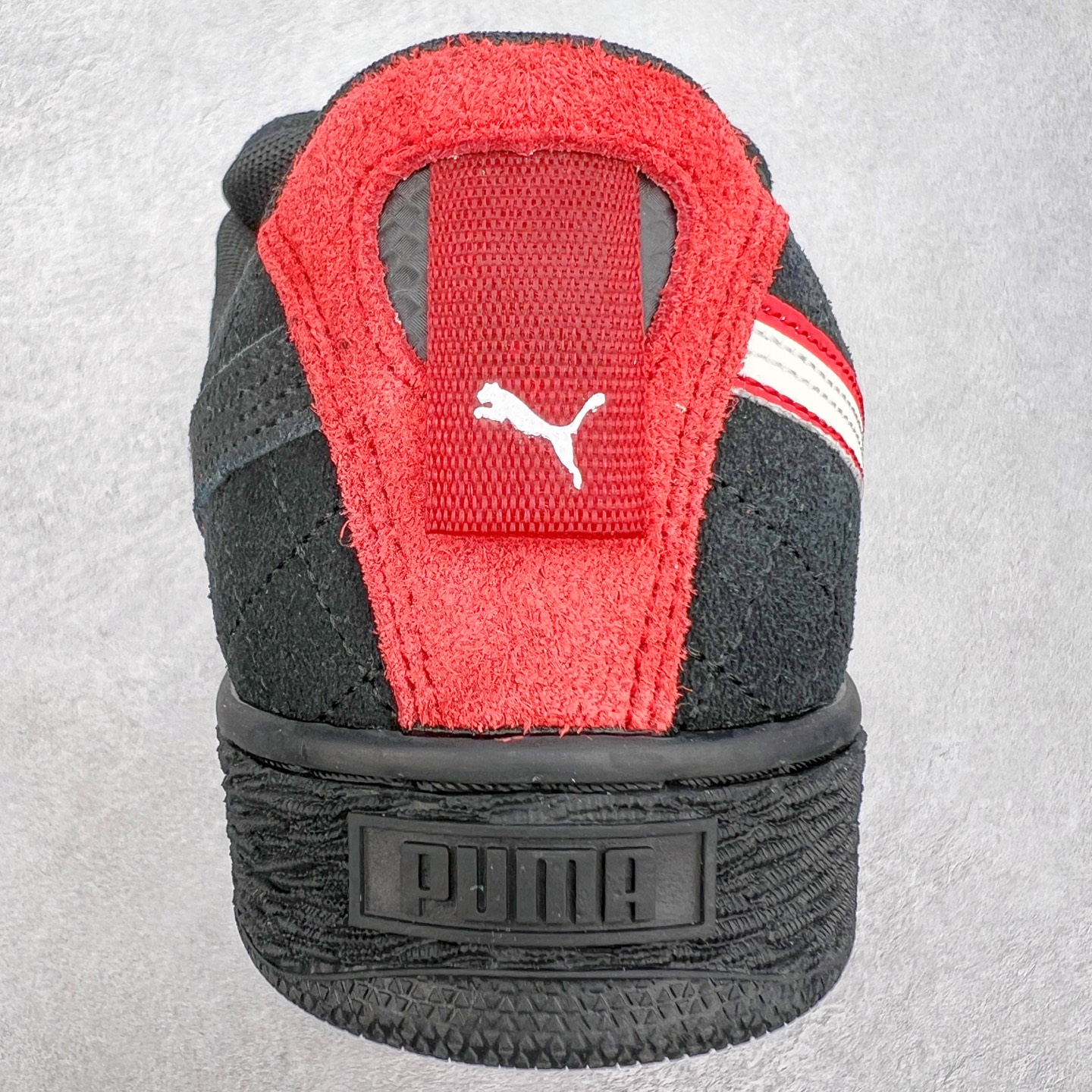 图片[8]-PUMA SUEDE XL 彪马新款面包鞋男女同款复古休闲板鞋 赠送一双鞋带 鞋身通体采用细腻的麂皮材质 厚实柔软 质感出众 鞋侧保留PUMA标志性跑道图案 侧面与后跟点缀金属色PUMA LOGO 兼具辨识度与细节感 加厚鞋垫、饱满鞋舌 搭配加宽扁形鞋带 使得穿着感更加贴合与舒适 值得一提的是 本季SUEDE XL鞋款以黑色、红色及蓝色最为瞩目 经典黑的配色 在低调之余可轻松驾驭任何潮流风格造型 而高饱和度的配色 则是当之无愧的早春出街利器。货号： 395205 尺码：36 37 37.5 38 38.5 39 40 40.5 41 42 42.5 43 44 45-选品中心