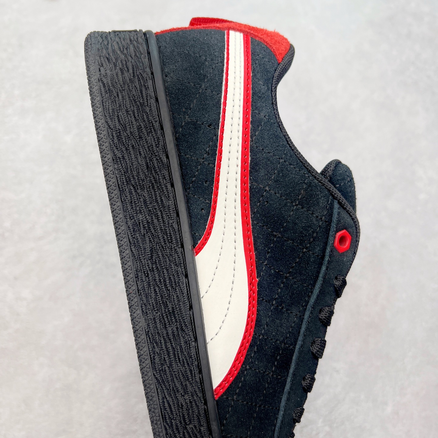 图片[6]-PUMA SUEDE XL 彪马新款面包鞋男女同款复古休闲板鞋 赠送一双鞋带 鞋身通体采用细腻的麂皮材质 厚实柔软 质感出众 鞋侧保留PUMA标志性跑道图案 侧面与后跟点缀金属色PUMA LOGO 兼具辨识度与细节感 加厚鞋垫、饱满鞋舌 搭配加宽扁形鞋带 使得穿着感更加贴合与舒适 值得一提的是 本季SUEDE XL鞋款以黑色、红色及蓝色最为瞩目 经典黑的配色 在低调之余可轻松驾驭任何潮流风格造型 而高饱和度的配色 则是当之无愧的早春出街利器。货号： 395205 尺码：36 37 37.5 38 38.5 39 40 40.5 41 42 42.5 43 44 45-选品中心