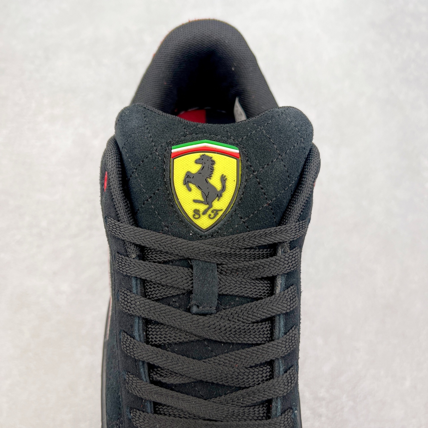 图片[5]-PUMA SUEDE XL 彪马新款面包鞋男女同款复古休闲板鞋 赠送一双鞋带 鞋身通体采用细腻的麂皮材质 厚实柔软 质感出众 鞋侧保留PUMA标志性跑道图案 侧面与后跟点缀金属色PUMA LOGO 兼具辨识度与细节感 加厚鞋垫、饱满鞋舌 搭配加宽扁形鞋带 使得穿着感更加贴合与舒适 值得一提的是 本季SUEDE XL鞋款以黑色、红色及蓝色最为瞩目 经典黑的配色 在低调之余可轻松驾驭任何潮流风格造型 而高饱和度的配色 则是当之无愧的早春出街利器。货号： 395205 尺码：36 37 37.5 38 38.5 39 40 40.5 41 42 42.5 43 44 45-选品中心