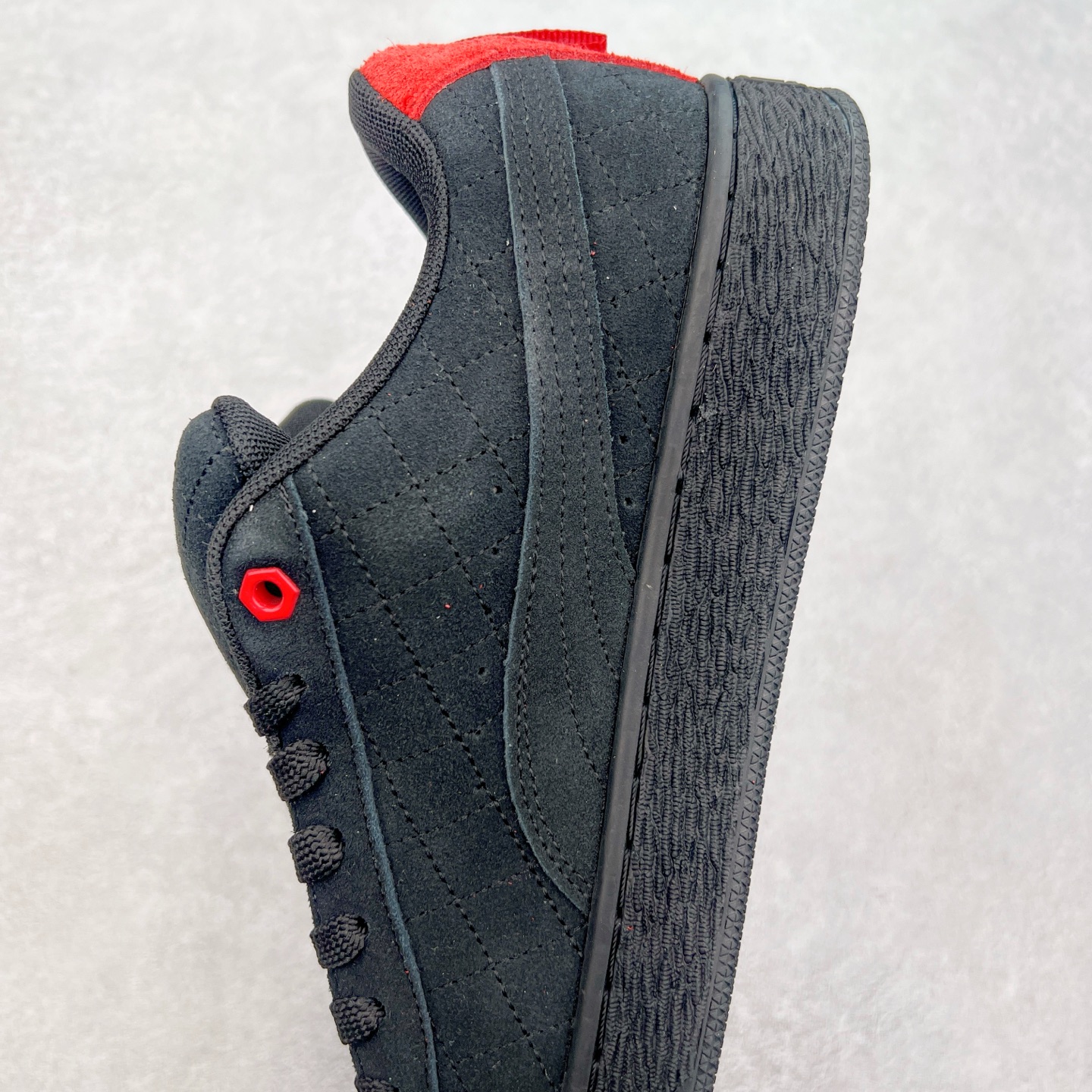 图片[7]-PUMA SUEDE XL 彪马新款面包鞋男女同款复古休闲板鞋 赠送一双鞋带 鞋身通体采用细腻的麂皮材质 厚实柔软 质感出众 鞋侧保留PUMA标志性跑道图案 侧面与后跟点缀金属色PUMA LOGO 兼具辨识度与细节感 加厚鞋垫、饱满鞋舌 搭配加宽扁形鞋带 使得穿着感更加贴合与舒适 值得一提的是 本季SUEDE XL鞋款以黑色、红色及蓝色最为瞩目 经典黑的配色 在低调之余可轻松驾驭任何潮流风格造型 而高饱和度的配色 则是当之无愧的早春出街利器。货号： 395205 尺码：36 37 37.5 38 38.5 39 40 40.5 41 42 42.5 43 44 45-选品中心