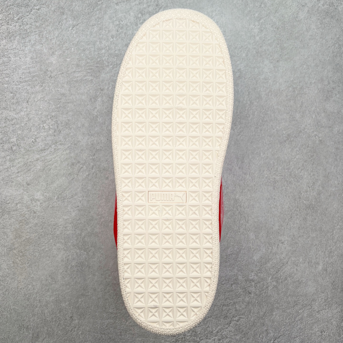 图片[9]-PUMA SUEDE XL 彪马新款面包鞋男女同款复古休闲板鞋 赠送一双鞋带 鞋身通体采用细腻的麂皮材质 厚实柔软 质感出众 鞋侧保留PUMA标志性跑道图案 侧面与后跟点缀金属色PUMA LOGO 兼具辨识度与细节感 加厚鞋垫、饱满鞋舌 搭配加宽扁形鞋带 使得穿着感更加贴合与舒适 值得一提的是 本季SUEDE XL鞋款以黑色、红色及蓝色最为瞩目 经典黑的配色 在低调之余可轻松驾驭任何潮流风格造型 而高饱和度的配色 则是当之无愧的早春出街利器。货号： 395205 尺码：36 37 37.5 38 38.5 39 40 40.5 41 42 42.5 43 44 45-选品中心