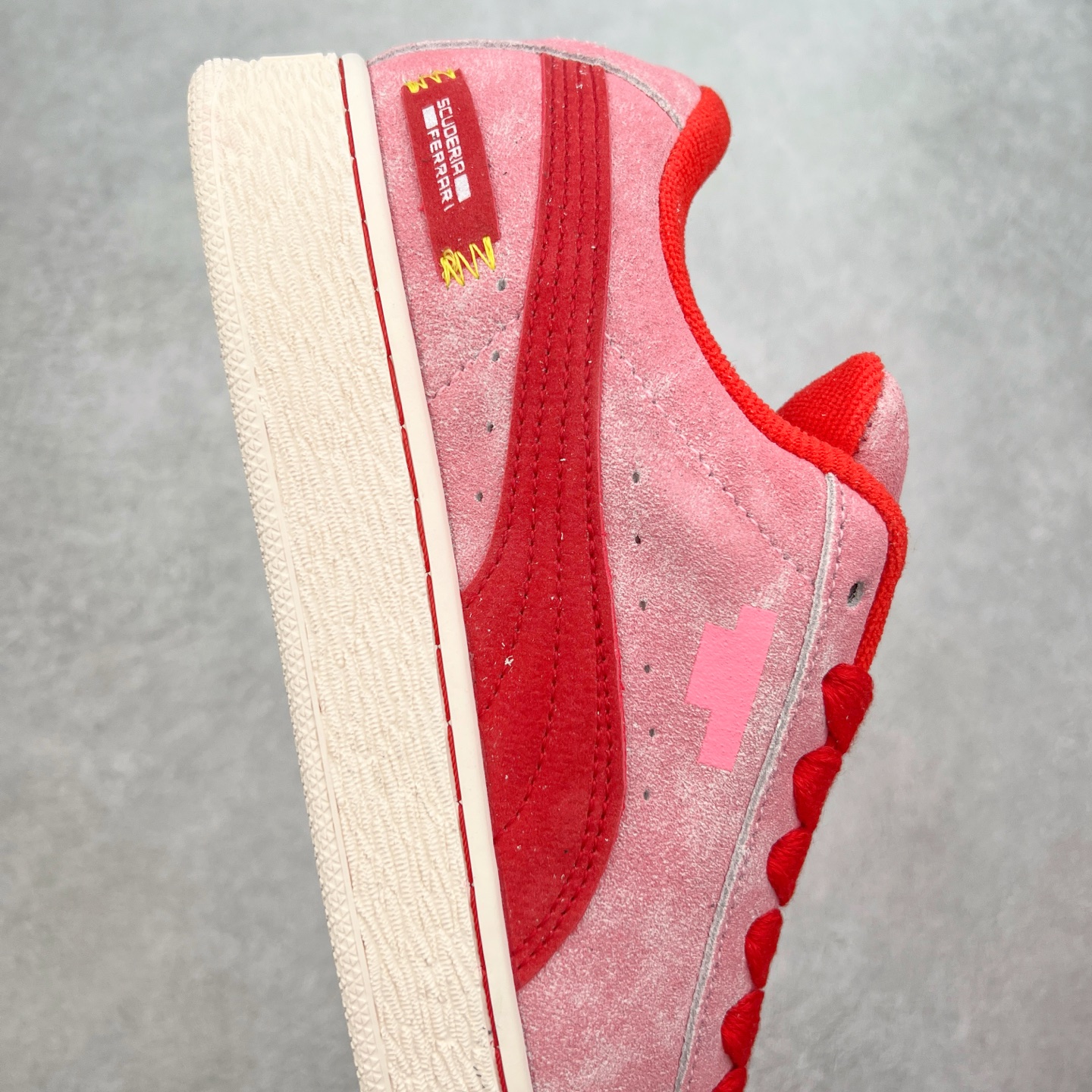 图片[6]-PUMA SUEDE XL 彪马新款面包鞋男女同款复古休闲板鞋 赠送一双鞋带 鞋身通体采用细腻的麂皮材质 厚实柔软 质感出众 鞋侧保留PUMA标志性跑道图案 侧面与后跟点缀金属色PUMA LOGO 兼具辨识度与细节感 加厚鞋垫、饱满鞋舌 搭配加宽扁形鞋带 使得穿着感更加贴合与舒适 值得一提的是 本季SUEDE XL鞋款以黑色、红色及蓝色最为瞩目 经典黑的配色 在低调之余可轻松驾驭任何潮流风格造型 而高饱和度的配色 则是当之无愧的早春出街利器。货号： 395205 尺码：36 37 37.5 38 38.5 39 40 40.5 41 42 42.5 43 44 45-选品中心