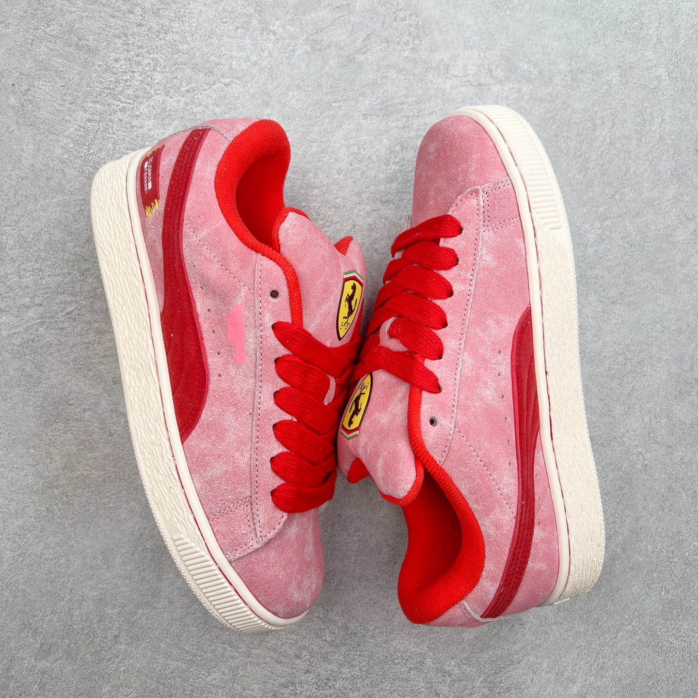 图片[3]-PUMA SUEDE XL 彪马新款面包鞋男女同款复古休闲板鞋 赠送一双鞋带 鞋身通体采用细腻的麂皮材质 厚实柔软 质感出众 鞋侧保留PUMA标志性跑道图案 侧面与后跟点缀金属色PUMA LOGO 兼具辨识度与细节感 加厚鞋垫、饱满鞋舌 搭配加宽扁形鞋带 使得穿着感更加贴合与舒适 值得一提的是 本季SUEDE XL鞋款以黑色、红色及蓝色最为瞩目 经典黑的配色 在低调之余可轻松驾驭任何潮流风格造型 而高饱和度的配色 则是当之无愧的早春出街利器。货号： 395205 尺码：36 37 37.5 38 38.5 39 40 40.5 41 42 42.5 43 44 45-选品中心