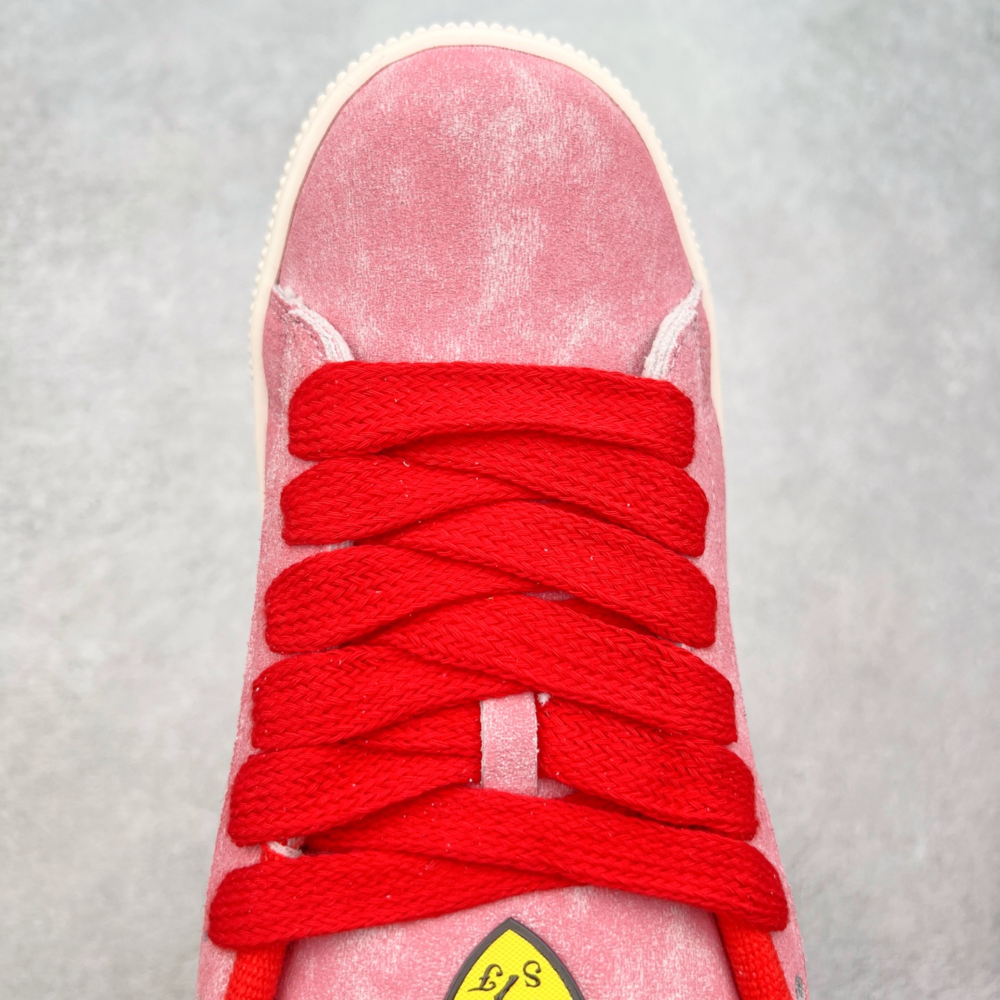 图片[4]-PUMA SUEDE XL 彪马新款面包鞋男女同款复古休闲板鞋 赠送一双鞋带 鞋身通体采用细腻的麂皮材质 厚实柔软 质感出众 鞋侧保留PUMA标志性跑道图案 侧面与后跟点缀金属色PUMA LOGO 兼具辨识度与细节感 加厚鞋垫、饱满鞋舌 搭配加宽扁形鞋带 使得穿着感更加贴合与舒适 值得一提的是 本季SUEDE XL鞋款以黑色、红色及蓝色最为瞩目 经典黑的配色 在低调之余可轻松驾驭任何潮流风格造型 而高饱和度的配色 则是当之无愧的早春出街利器。货号： 395205 尺码：36 37 37.5 38 38.5 39 40 40.5 41 42 42.5 43 44 45-选品中心