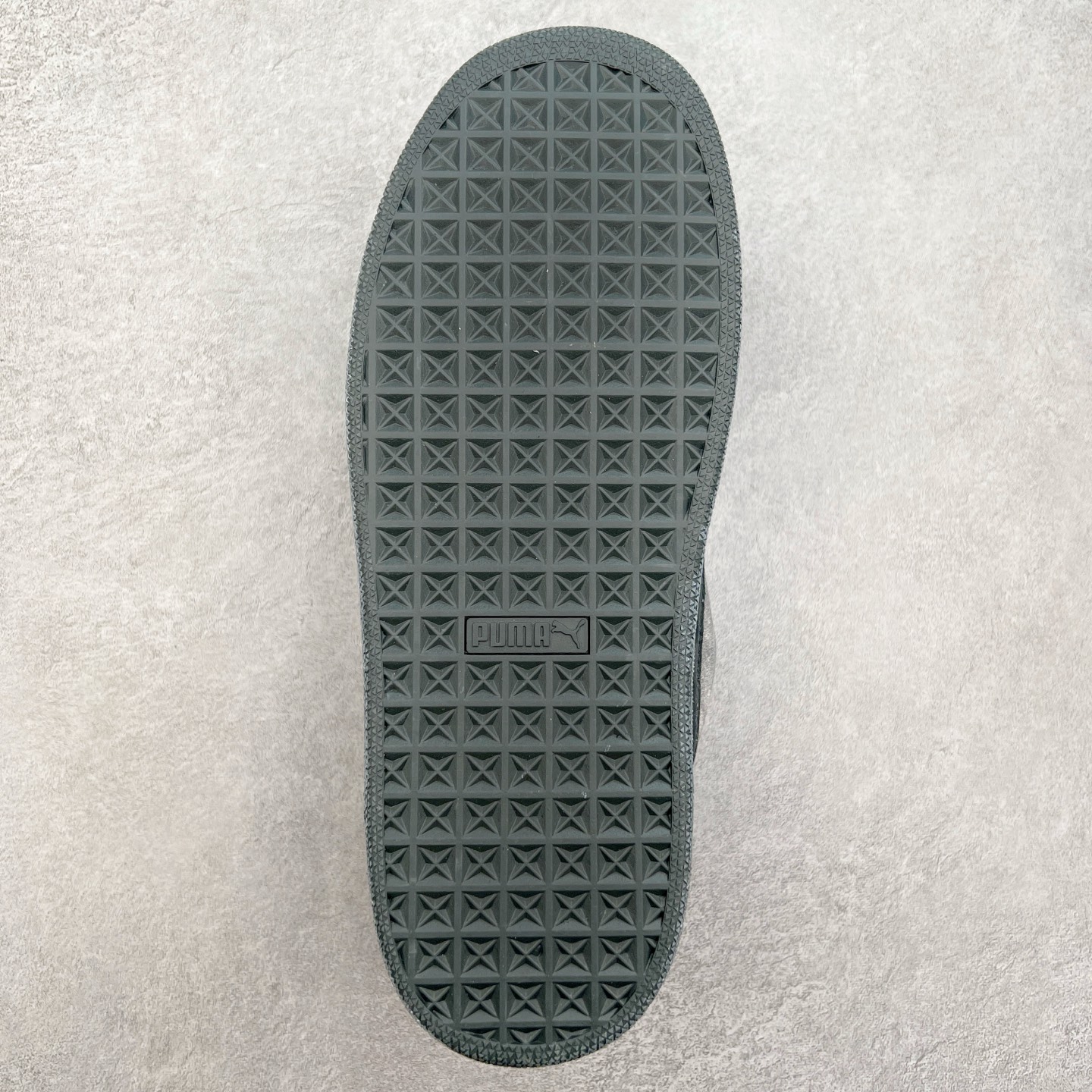 图片[9]-PUMA SUEDE XL 彪马新款面包鞋男女同款复古休闲板鞋 赠送一双鞋带 鞋身通体采用细腻的麂皮材质 厚实柔软 质感出众 鞋侧保留PUMA标志性跑道图案 侧面与后跟点缀金属色PUMA LOGO 兼具辨识度与细节感 加厚鞋垫、饱满鞋舌 搭配加宽扁形鞋带 使得穿着感更加贴合与舒适 值得一提的是 本季SUEDE XL鞋款以黑色、红色及蓝色最为瞩目 经典黑的配色 在低调之余可轻松驾驭任何潮流风格造型 而高饱和度的配色 则是当之无愧的早春出街利器。货号： 395205 尺码：36 37 37.5 38 38.5 39 40 40.5 41 42 42.5 43 44 45-选品中心