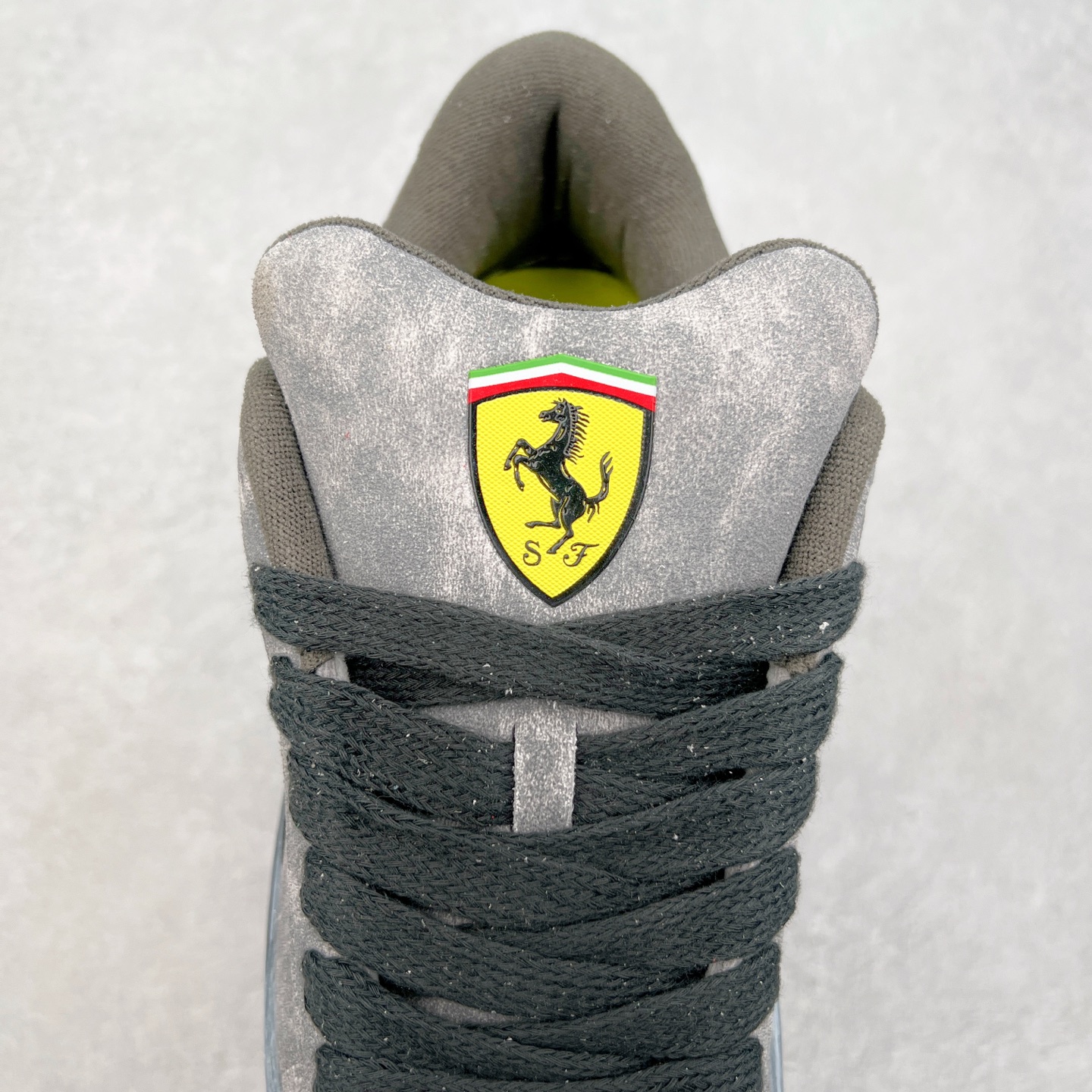 图片[5]-PUMA SUEDE XL 彪马新款面包鞋男女同款复古休闲板鞋 赠送一双鞋带 鞋身通体采用细腻的麂皮材质 厚实柔软 质感出众 鞋侧保留PUMA标志性跑道图案 侧面与后跟点缀金属色PUMA LOGO 兼具辨识度与细节感 加厚鞋垫、饱满鞋舌 搭配加宽扁形鞋带 使得穿着感更加贴合与舒适 值得一提的是 本季SUEDE XL鞋款以黑色、红色及蓝色最为瞩目 经典黑的配色 在低调之余可轻松驾驭任何潮流风格造型 而高饱和度的配色 则是当之无愧的早春出街利器。货号： 395205 尺码：36 37 37.5 38 38.5 39 40 40.5 41 42 42.5 43 44 45-选品中心