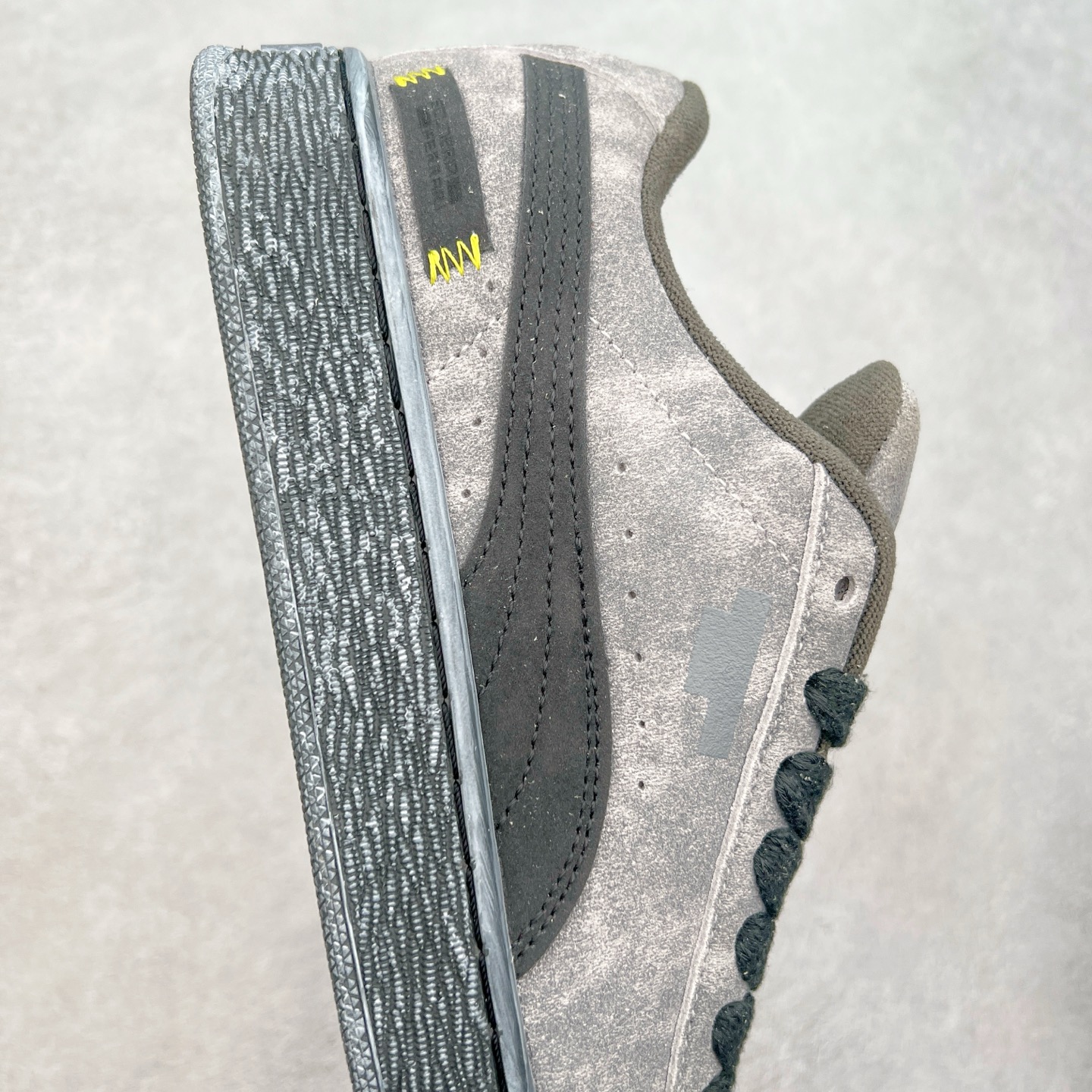 图片[6]-PUMA SUEDE XL 彪马新款面包鞋男女同款复古休闲板鞋 赠送一双鞋带 鞋身通体采用细腻的麂皮材质 厚实柔软 质感出众 鞋侧保留PUMA标志性跑道图案 侧面与后跟点缀金属色PUMA LOGO 兼具辨识度与细节感 加厚鞋垫、饱满鞋舌 搭配加宽扁形鞋带 使得穿着感更加贴合与舒适 值得一提的是 本季SUEDE XL鞋款以黑色、红色及蓝色最为瞩目 经典黑的配色 在低调之余可轻松驾驭任何潮流风格造型 而高饱和度的配色 则是当之无愧的早春出街利器。货号： 395205 尺码：36 37 37.5 38 38.5 39 40 40.5 41 42 42.5 43 44 45-选品中心