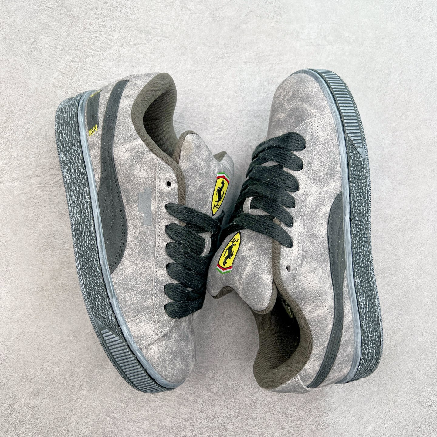 图片[3]-PUMA SUEDE XL 彪马新款面包鞋男女同款复古休闲板鞋 赠送一双鞋带 鞋身通体采用细腻的麂皮材质 厚实柔软 质感出众 鞋侧保留PUMA标志性跑道图案 侧面与后跟点缀金属色PUMA LOGO 兼具辨识度与细节感 加厚鞋垫、饱满鞋舌 搭配加宽扁形鞋带 使得穿着感更加贴合与舒适 值得一提的是 本季SUEDE XL鞋款以黑色、红色及蓝色最为瞩目 经典黑的配色 在低调之余可轻松驾驭任何潮流风格造型 而高饱和度的配色 则是当之无愧的早春出街利器。货号： 395205 尺码：36 37 37.5 38 38.5 39 40 40.5 41 42 42.5 43 44 45-选品中心