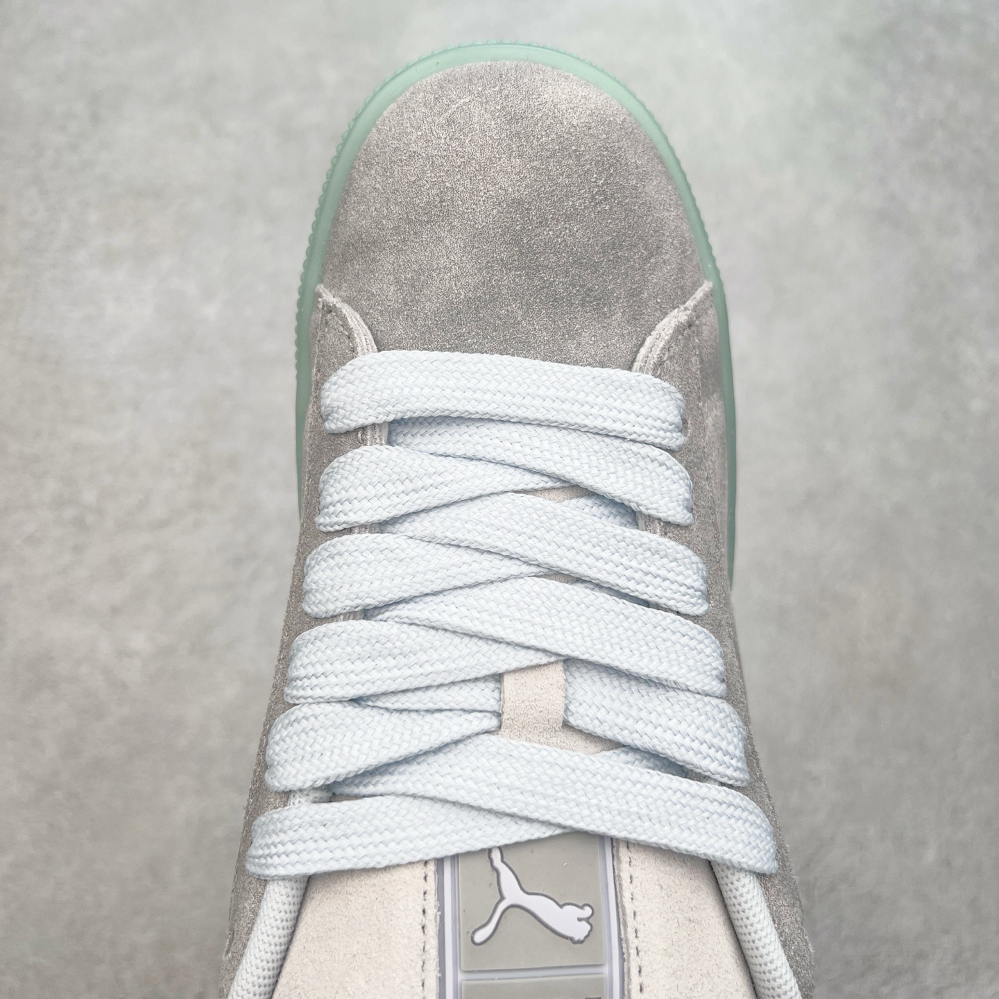 图片[4]-PUMA SUEDE XL 彪马新款面包鞋男女同款复古休闲板鞋 赠送一双鞋带 鞋身通体采用细腻的麂皮材质 厚实柔软 质感出众 鞋侧保留PUMA标志性跑道图案 侧面与后跟点缀金属色PUMA LOGO 兼具辨识度与细节感 加厚鞋垫、饱满鞋舌 搭配加宽扁形鞋带 使得穿着感更加贴合与舒适 值得一提的是 本季SUEDE XL鞋款以黑色、红色及蓝色最为瞩目 经典黑的配色 在低调之余可轻松驾驭任何潮流风格造型 而高饱和度的配色 则是当之无愧的早春出街利器。货号： 395205 尺码：36 37 37.5 38 38.5 39 40 40.5 41 42 42.5 43 44 45-选品中心