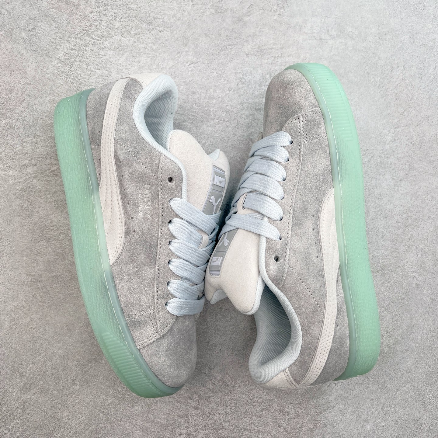 图片[3]-PUMA SUEDE XL 彪马新款面包鞋男女同款复古休闲板鞋 赠送一双鞋带 鞋身通体采用细腻的麂皮材质 厚实柔软 质感出众 鞋侧保留PUMA标志性跑道图案 侧面与后跟点缀金属色PUMA LOGO 兼具辨识度与细节感 加厚鞋垫、饱满鞋舌 搭配加宽扁形鞋带 使得穿着感更加贴合与舒适 值得一提的是 本季SUEDE XL鞋款以黑色、红色及蓝色最为瞩目 经典黑的配色 在低调之余可轻松驾驭任何潮流风格造型 而高饱和度的配色 则是当之无愧的早春出街利器。货号： 395205 尺码：36 37 37.5 38 38.5 39 40 40.5 41 42 42.5 43 44 45-选品中心