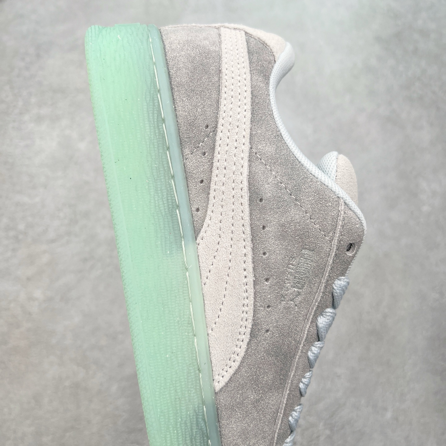 图片[6]-PUMA SUEDE XL 彪马新款面包鞋男女同款复古休闲板鞋 赠送一双鞋带 鞋身通体采用细腻的麂皮材质 厚实柔软 质感出众 鞋侧保留PUMA标志性跑道图案 侧面与后跟点缀金属色PUMA LOGO 兼具辨识度与细节感 加厚鞋垫、饱满鞋舌 搭配加宽扁形鞋带 使得穿着感更加贴合与舒适 值得一提的是 本季SUEDE XL鞋款以黑色、红色及蓝色最为瞩目 经典黑的配色 在低调之余可轻松驾驭任何潮流风格造型 而高饱和度的配色 则是当之无愧的早春出街利器。货号： 395205 尺码：36 37 37.5 38 38.5 39 40 40.5 41 42 42.5 43 44 45-选品中心