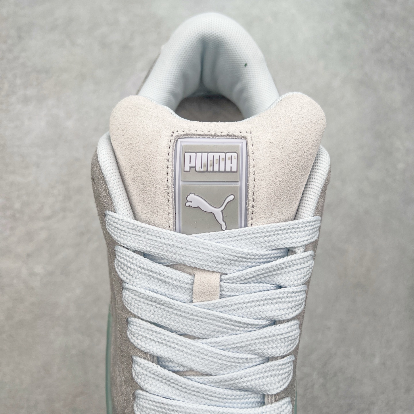 图片[5]-PUMA SUEDE XL 彪马新款面包鞋男女同款复古休闲板鞋 赠送一双鞋带 鞋身通体采用细腻的麂皮材质 厚实柔软 质感出众 鞋侧保留PUMA标志性跑道图案 侧面与后跟点缀金属色PUMA LOGO 兼具辨识度与细节感 加厚鞋垫、饱满鞋舌 搭配加宽扁形鞋带 使得穿着感更加贴合与舒适 值得一提的是 本季SUEDE XL鞋款以黑色、红色及蓝色最为瞩目 经典黑的配色 在低调之余可轻松驾驭任何潮流风格造型 而高饱和度的配色 则是当之无愧的早春出街利器。货号： 395205 尺码：36 37 37.5 38 38.5 39 40 40.5 41 42 42.5 43 44 45-选品中心