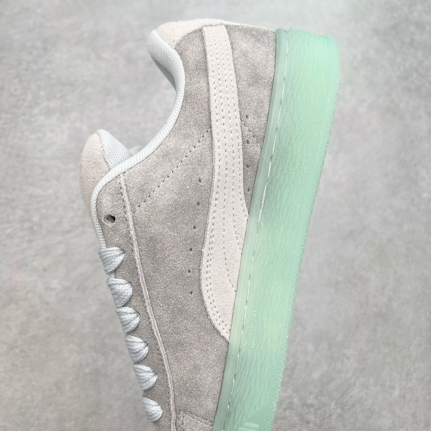 图片[7]-PUMA SUEDE XL 彪马新款面包鞋男女同款复古休闲板鞋 赠送一双鞋带 鞋身通体采用细腻的麂皮材质 厚实柔软 质感出众 鞋侧保留PUMA标志性跑道图案 侧面与后跟点缀金属色PUMA LOGO 兼具辨识度与细节感 加厚鞋垫、饱满鞋舌 搭配加宽扁形鞋带 使得穿着感更加贴合与舒适 值得一提的是 本季SUEDE XL鞋款以黑色、红色及蓝色最为瞩目 经典黑的配色 在低调之余可轻松驾驭任何潮流风格造型 而高饱和度的配色 则是当之无愧的早春出街利器。货号： 395205 尺码：36 37 37.5 38 38.5 39 40 40.5 41 42 42.5 43 44 45-选品中心