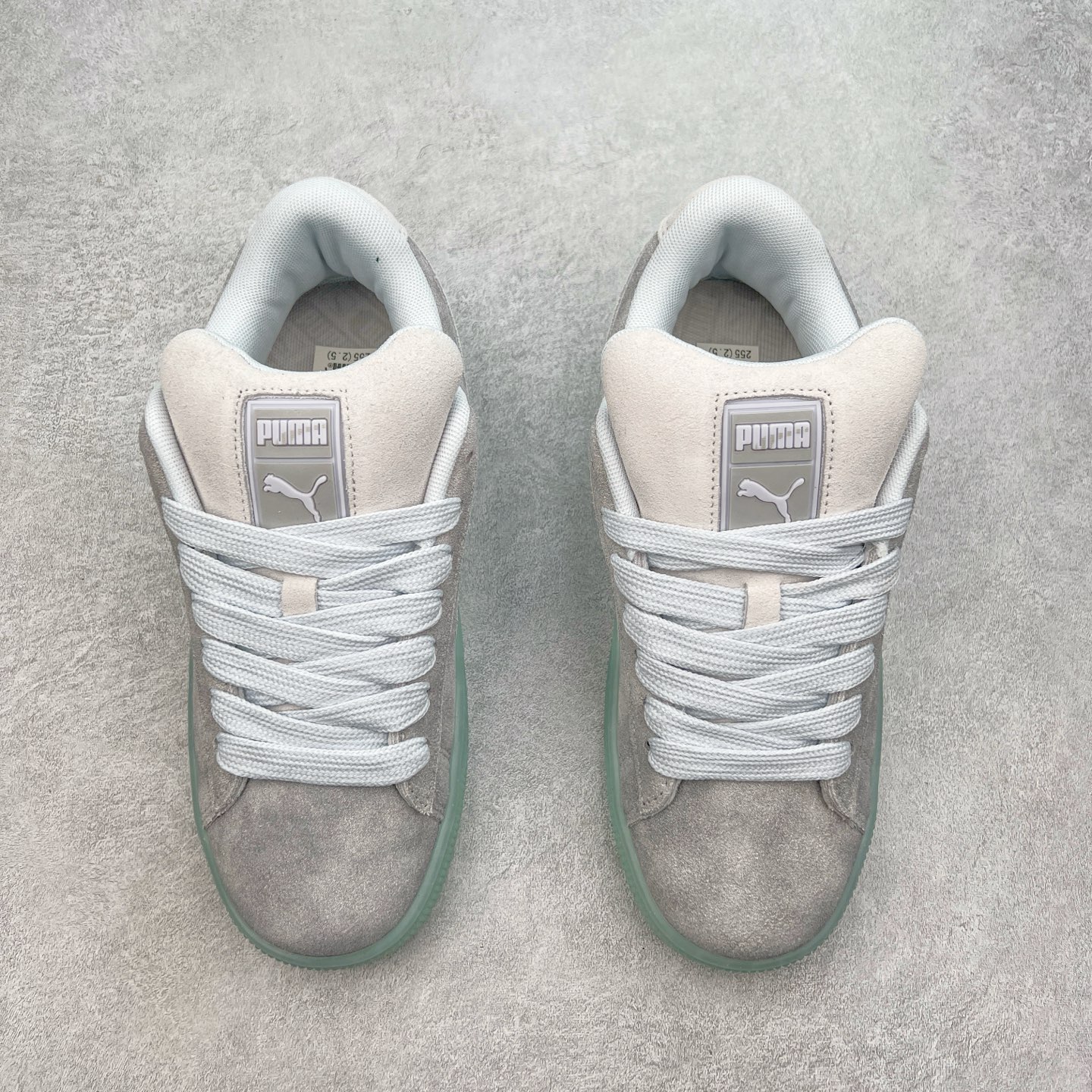 图片[2]-PUMA SUEDE XL 彪马新款面包鞋男女同款复古休闲板鞋 赠送一双鞋带 鞋身通体采用细腻的麂皮材质 厚实柔软 质感出众 鞋侧保留PUMA标志性跑道图案 侧面与后跟点缀金属色PUMA LOGO 兼具辨识度与细节感 加厚鞋垫、饱满鞋舌 搭配加宽扁形鞋带 使得穿着感更加贴合与舒适 值得一提的是 本季SUEDE XL鞋款以黑色、红色及蓝色最为瞩目 经典黑的配色 在低调之余可轻松驾驭任何潮流风格造型 而高饱和度的配色 则是当之无愧的早春出街利器。货号： 395205 尺码：36 37 37.5 38 38.5 39 40 40.5 41 42 42.5 43 44 45-选品中心