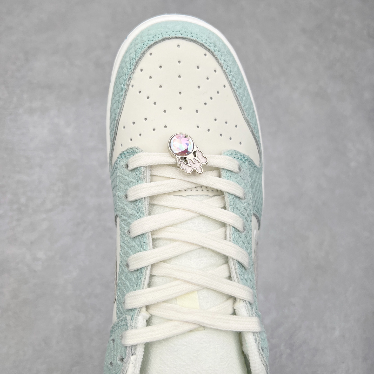 图片[4]-＃特价福利 NK Dunk Low 定制配色 大厂出品 极力推荐 原装头层材料 独家版型蒸餾加工帶來的是更好的视觉和脚感体验大厂纯原品质出货 清洁度 电绣工艺 皮料切割干净无任何毛边 细节完美 尺码：36 36.5 37.5 38 38.5 39 40 40.5 41 42 42.5 43 44 44.5 45 46-选品中心